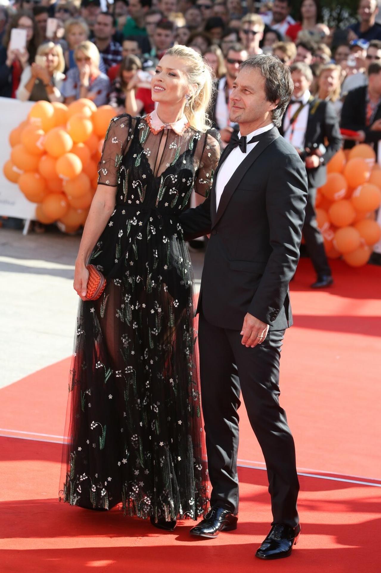 Habera s prekrásnou manželkou v Karlových Varoch. Ako z Hollywoodu