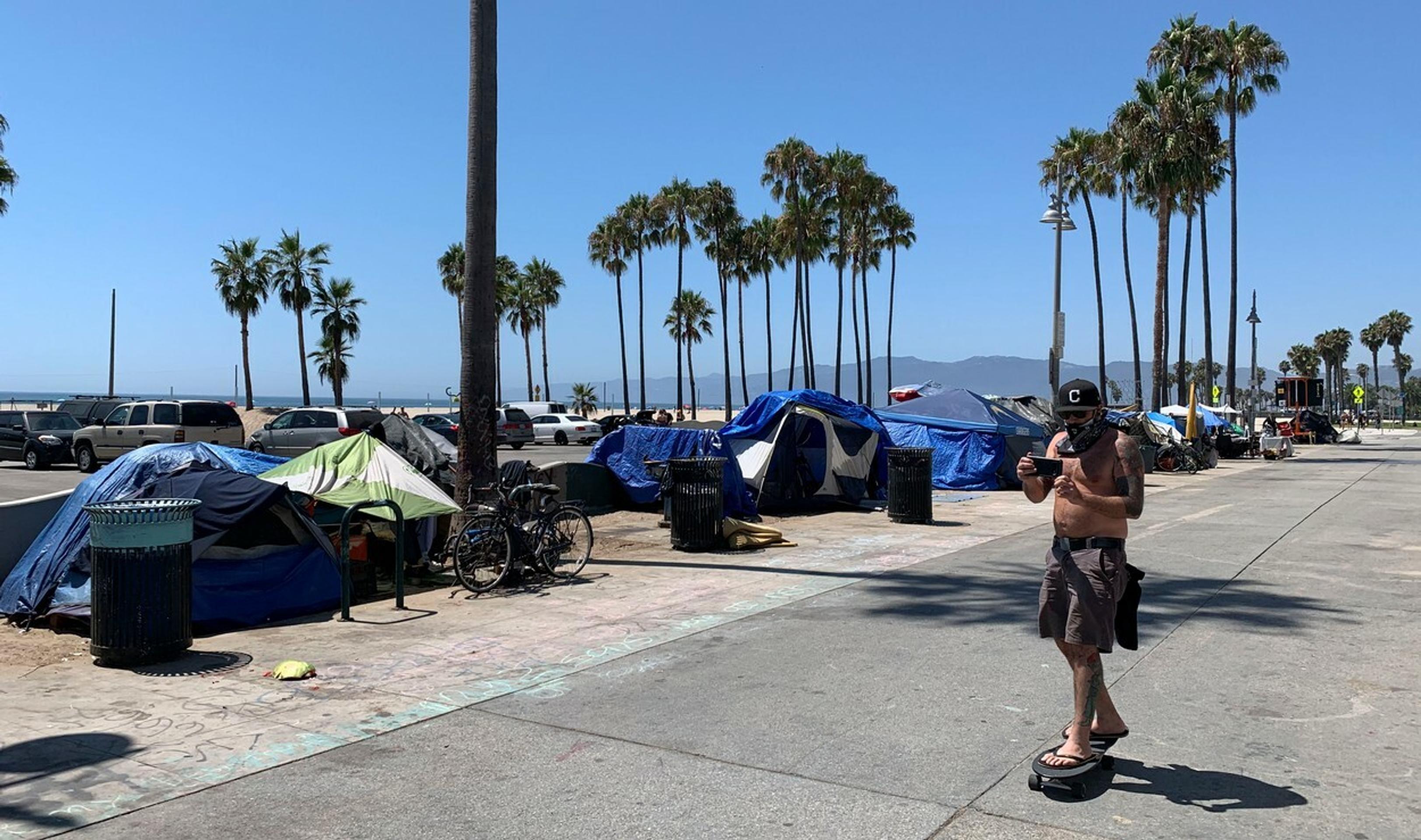 Ulice Los Angeles plné bezdomovcov