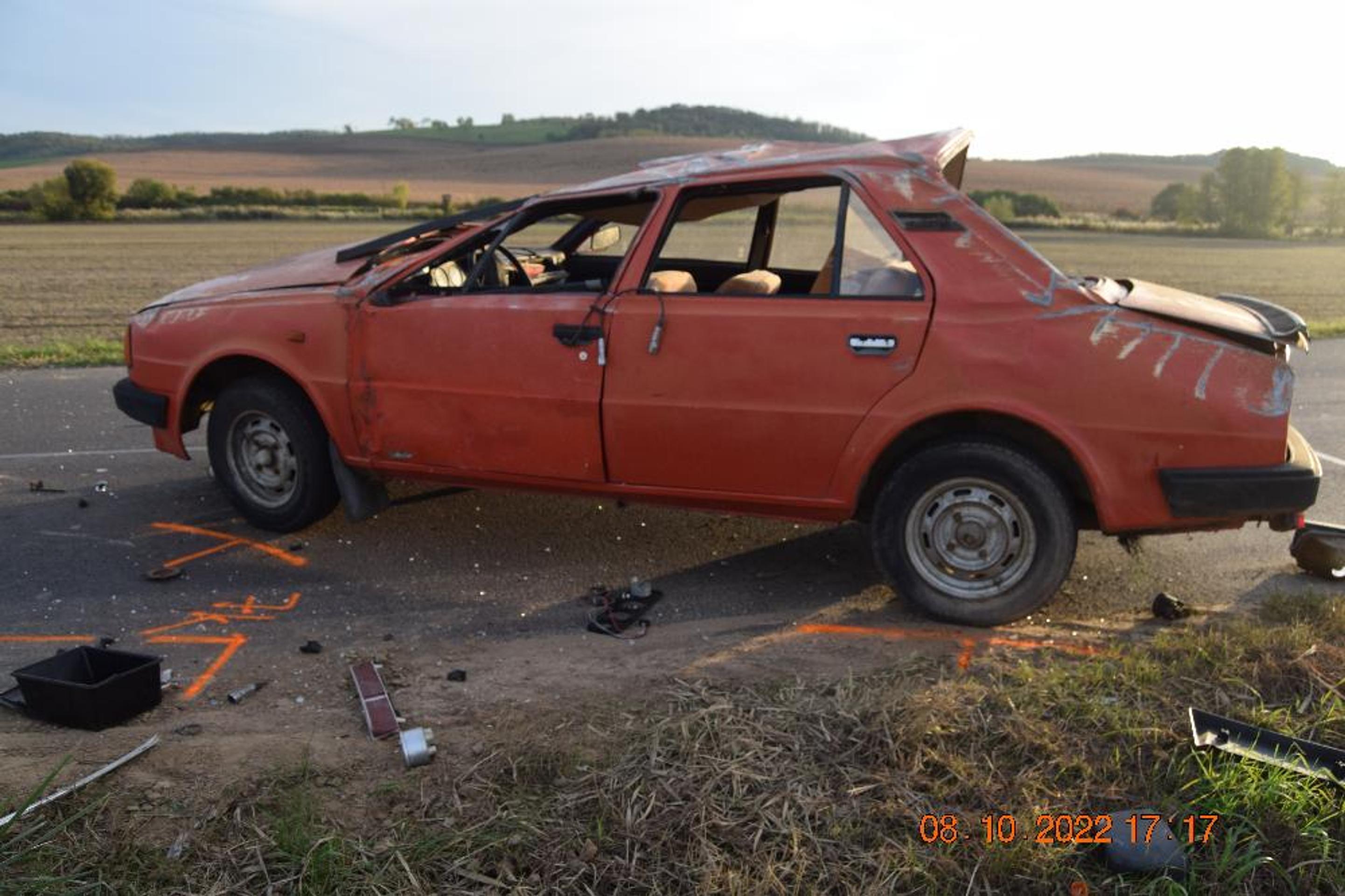 Auto sa prevrátilo na strechu a vrátilo sa na cestu
