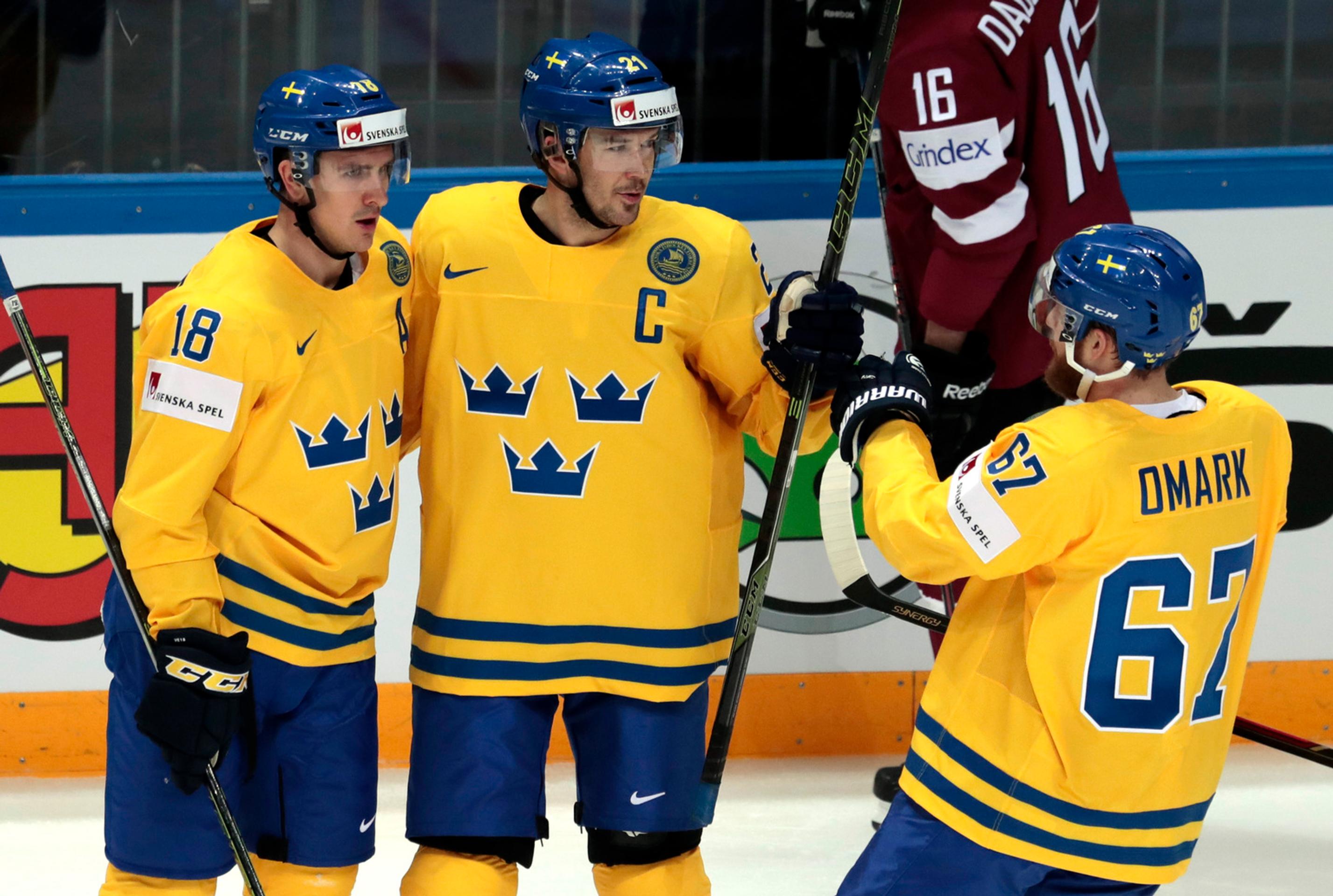 Radosť švédskych hráčov z gólu, zľava Mikael Backlund, Jimmie Ercisson a Linus Omark, v dueli MS v Rusku proti Lotyšsku.