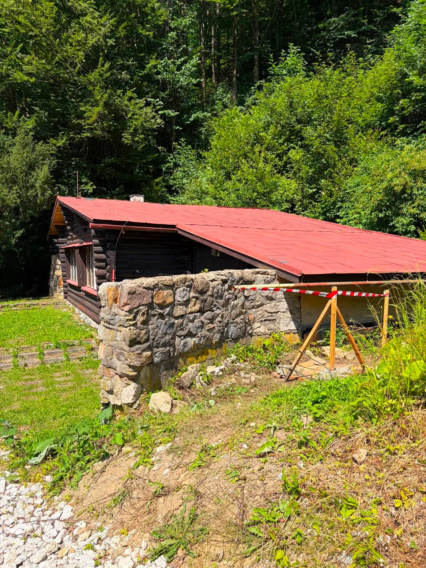 V národnom parku Malá Fatra začali s prácami na osádzanie vlajkových stožiarov
