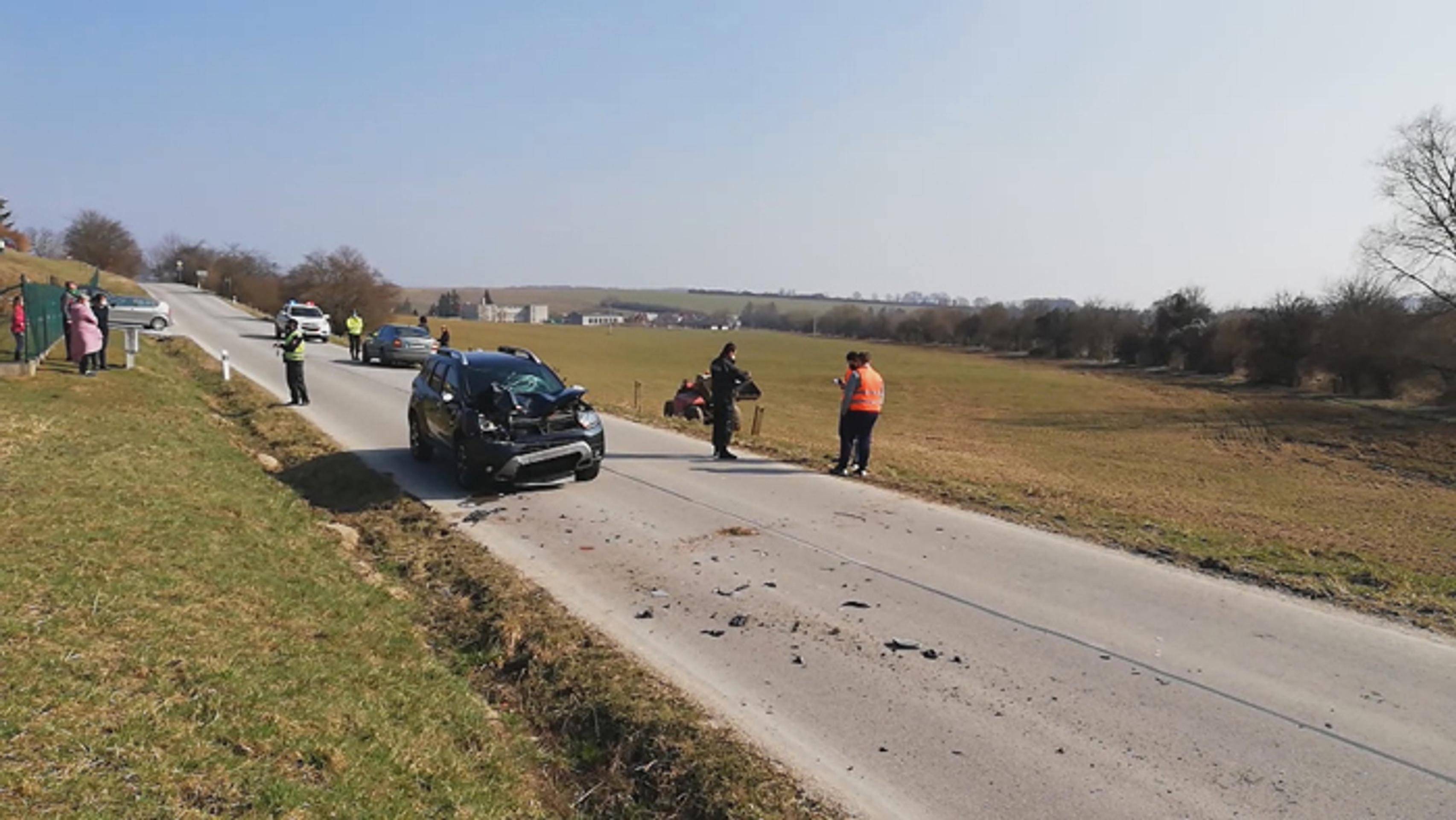 Poškodené auto po zrážke s koňom v Motešiciach.