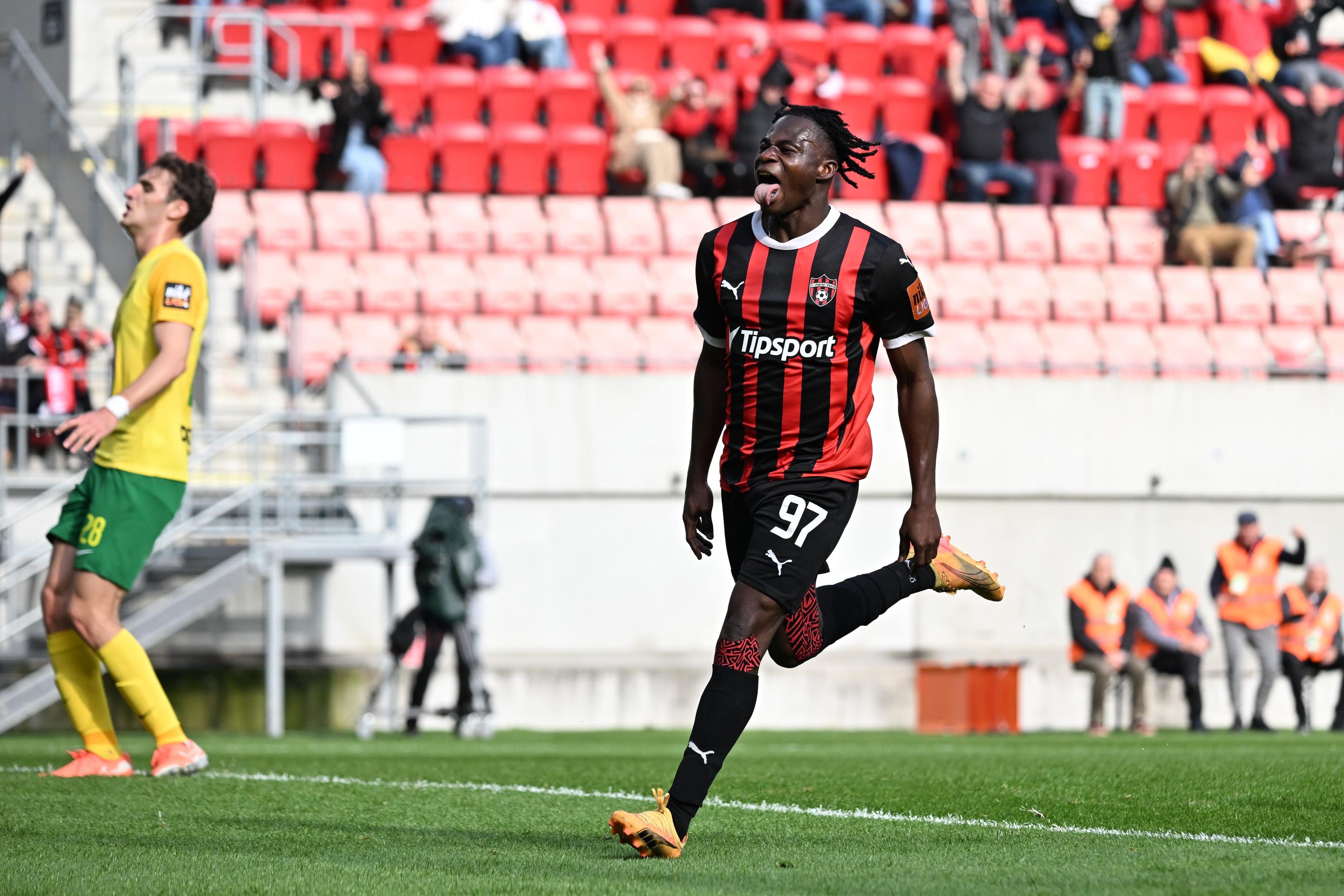 Hráč Trnavy Kelvin Ofori sa teší z gólu v 4. kole nadstavby Niké ligy proti Trnave.