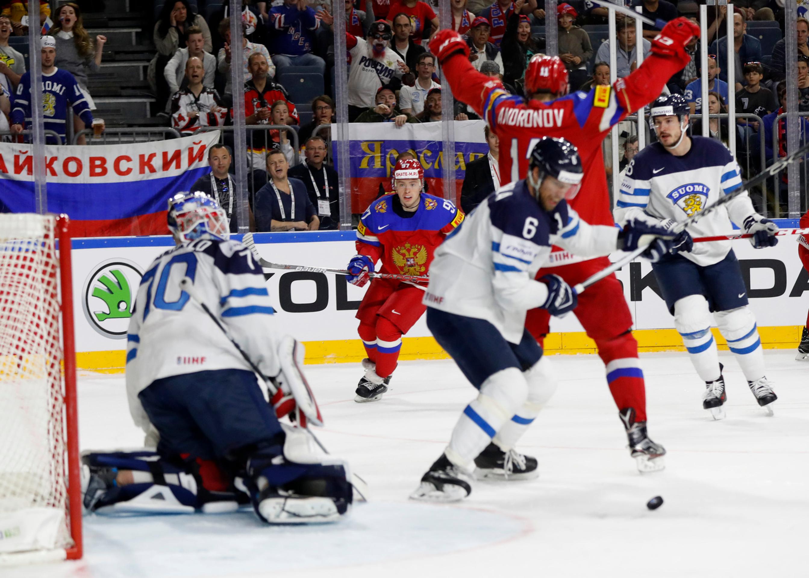 Sergej Andronov (v strede) z Ruská jasá po góle vo fínskej sieti v dueli o bronz na MS 2017.