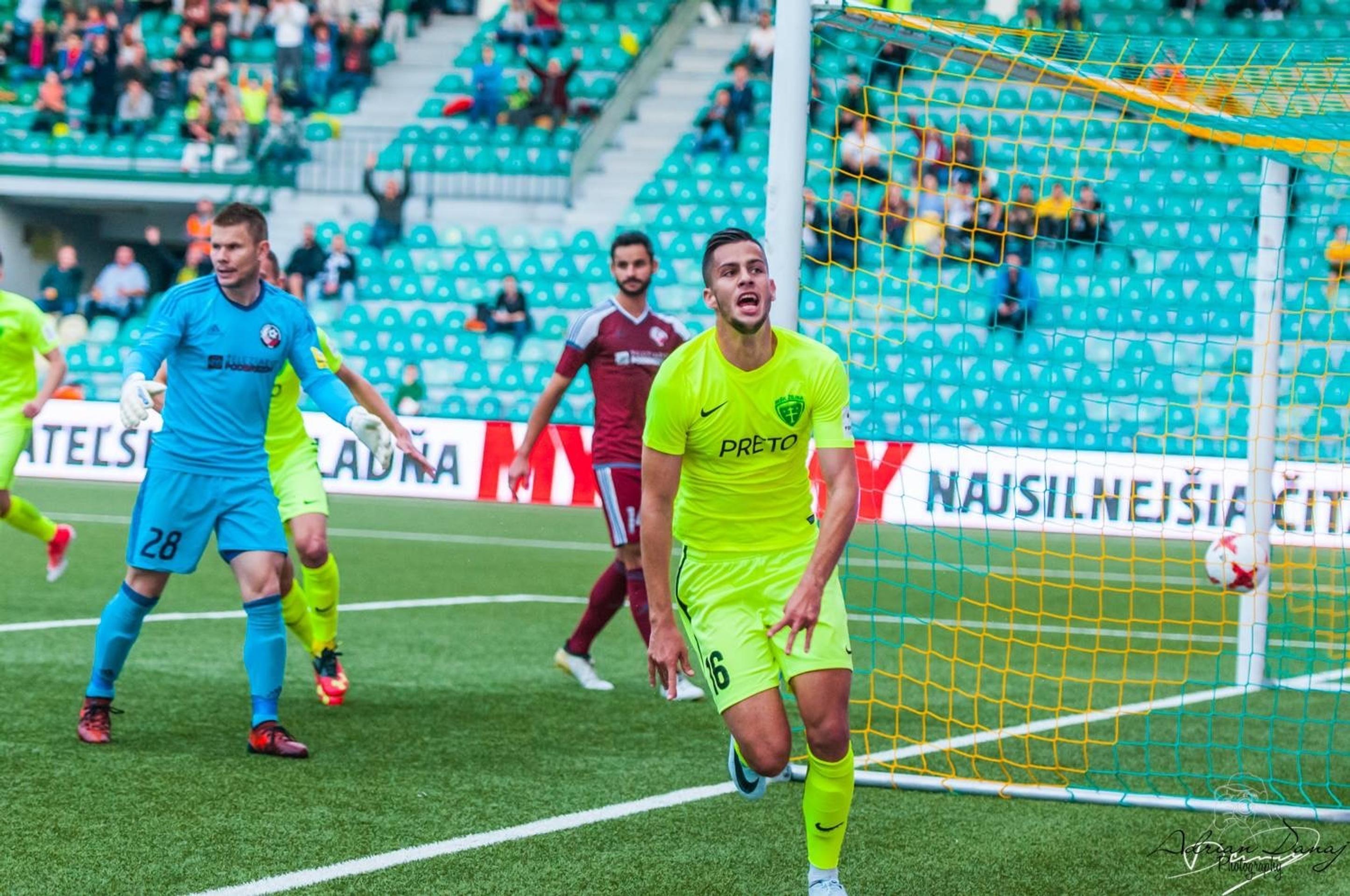 Dávid Hancko v akcii proti Španielsku v kvalifkácii ME 21.