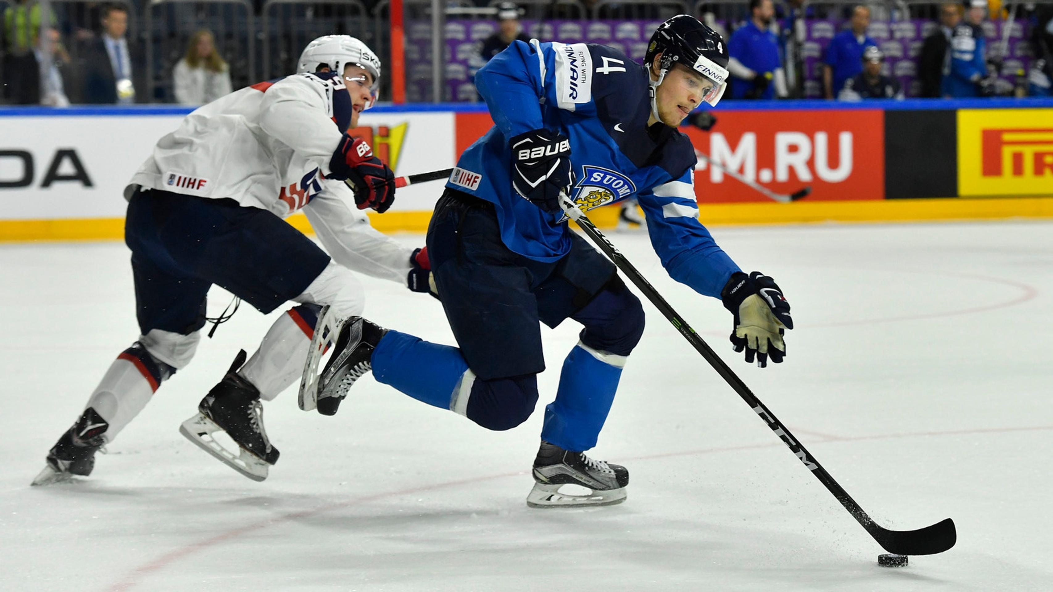 Mikko Lehtonen (vpravo) z Fínska uniká vo štvrťfinále MS Američanovi Andrewovi Coppovi.