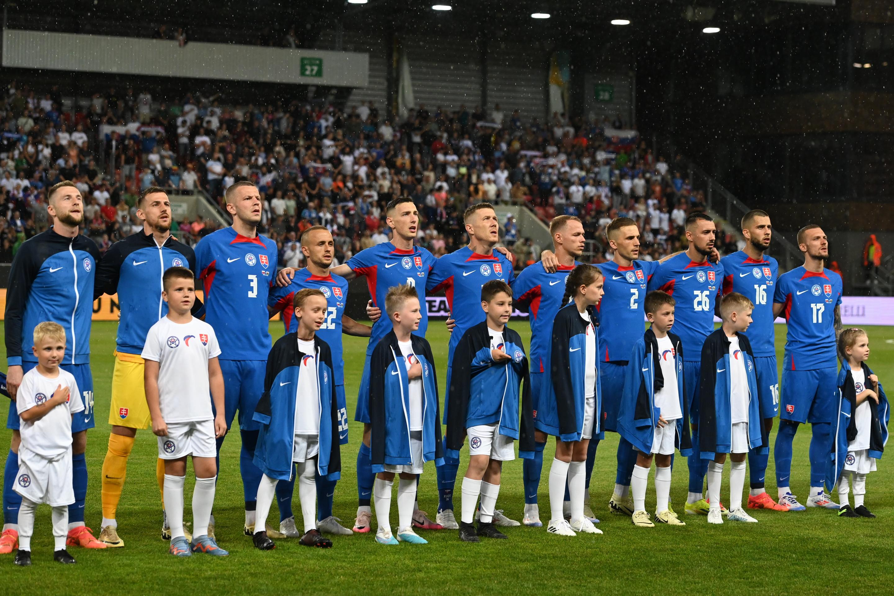 Na snímke futbalisti Slovenska pózujú pred prípravným zápasom medzi Slovenskom a Walesom