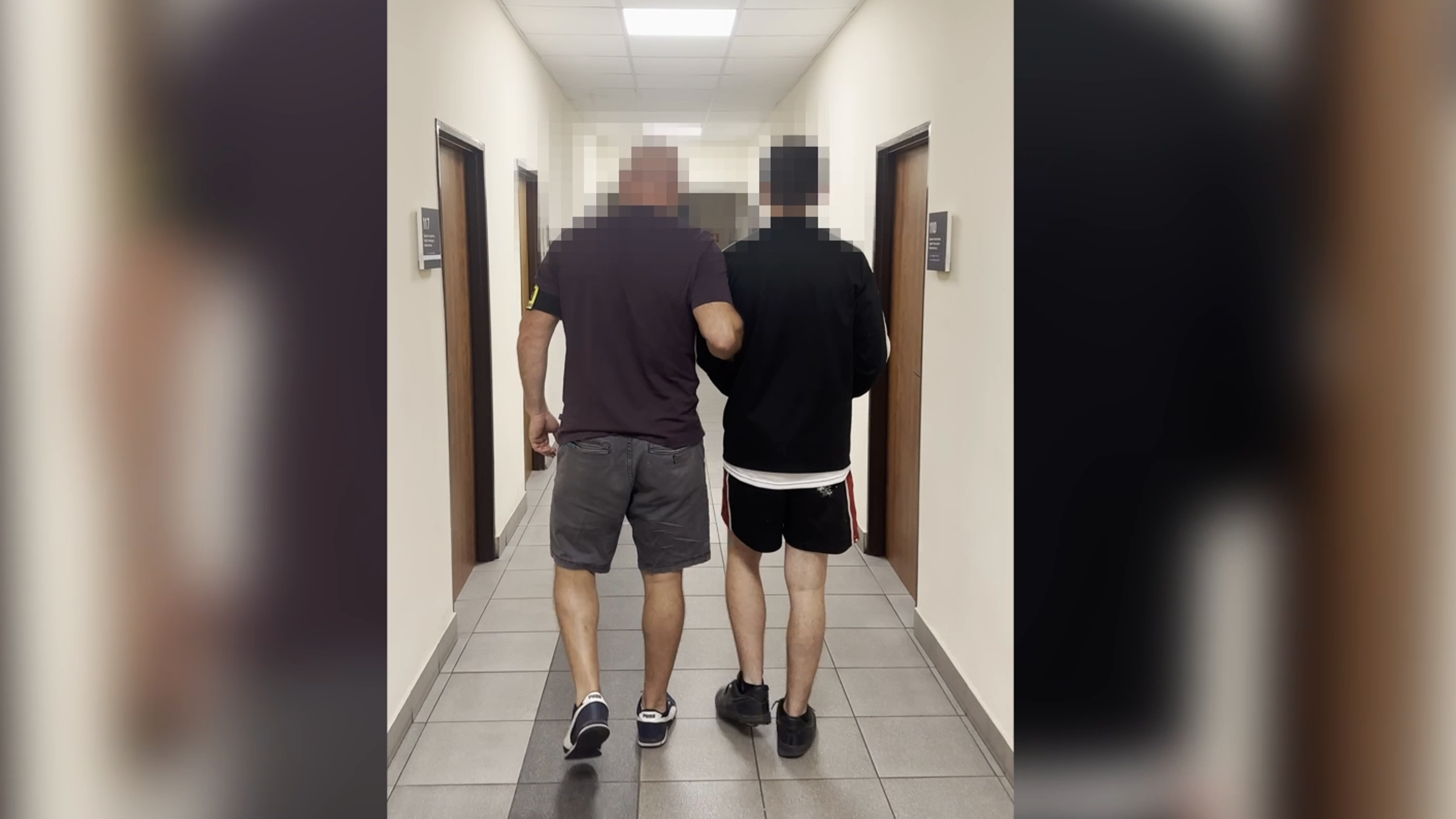 Traja mladí muži mali chlapca (17) poliať benzínom a podpáliť