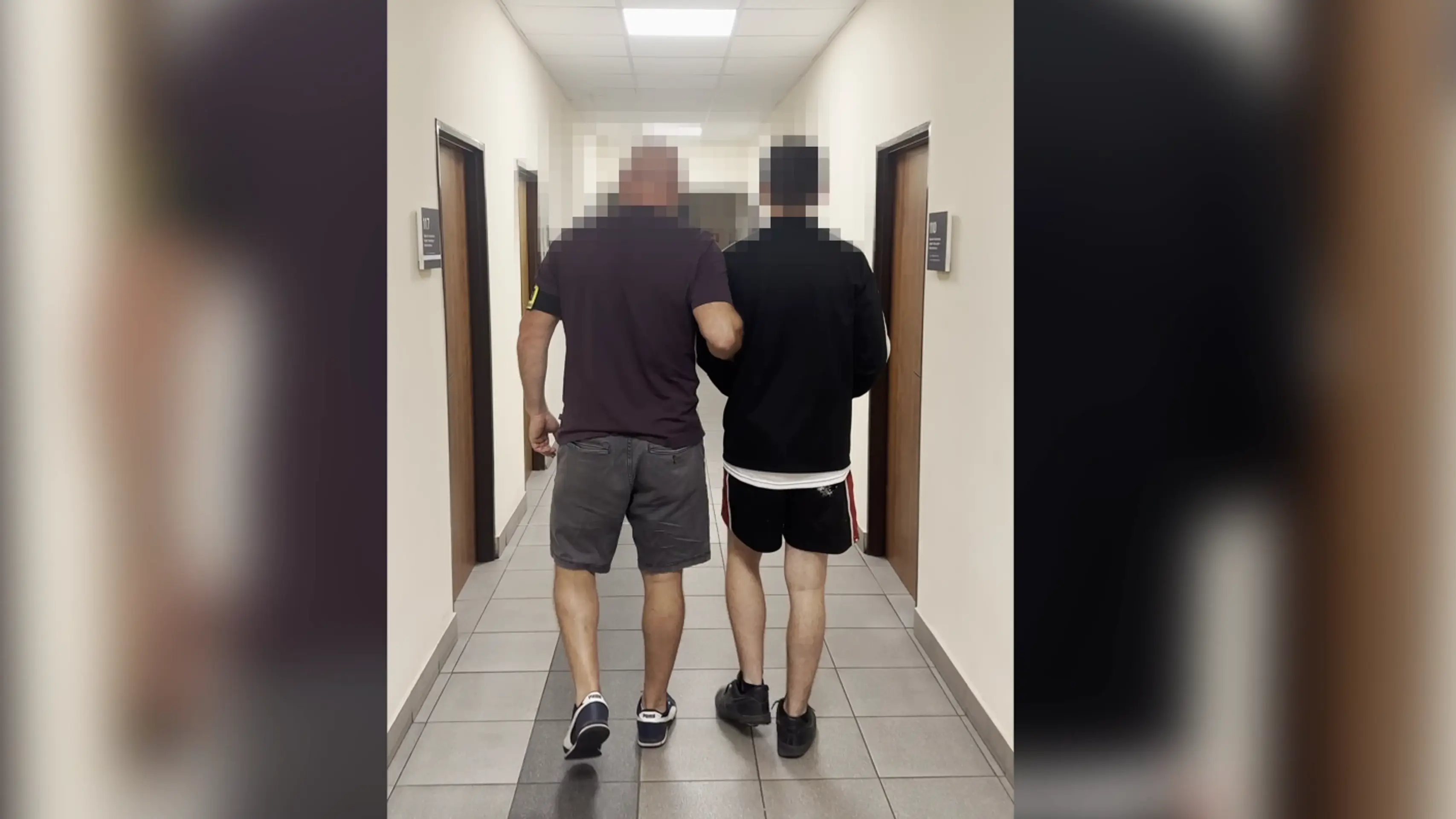 Traja mladí muži mali chlapca (17) poliať benzínom a podpáliť