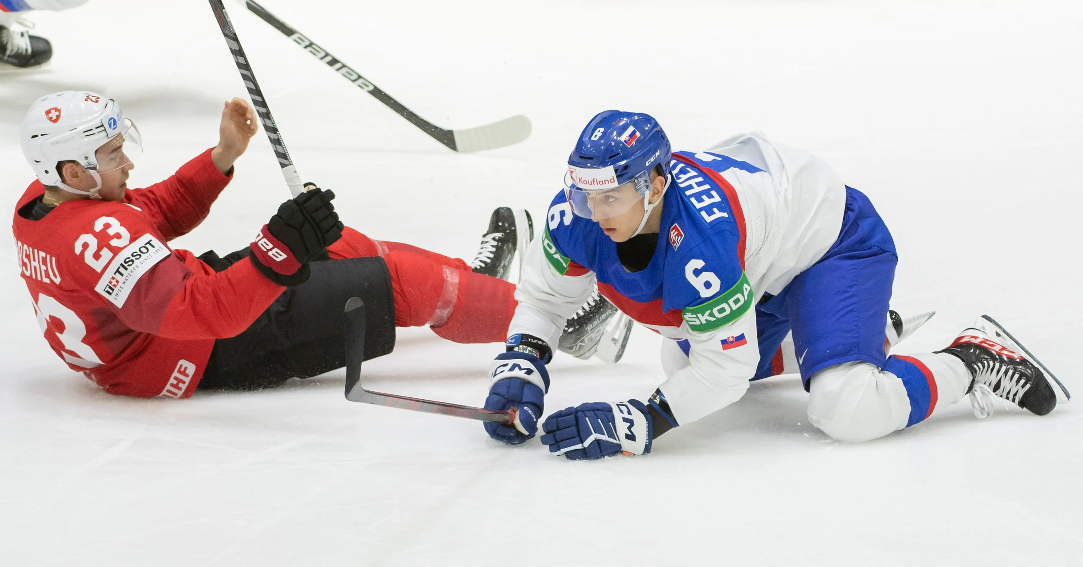 Na snímke vpravo Martin Feherváry (Slovensko) a vľavo Philipp Kurashev (Švajčiarsko).
