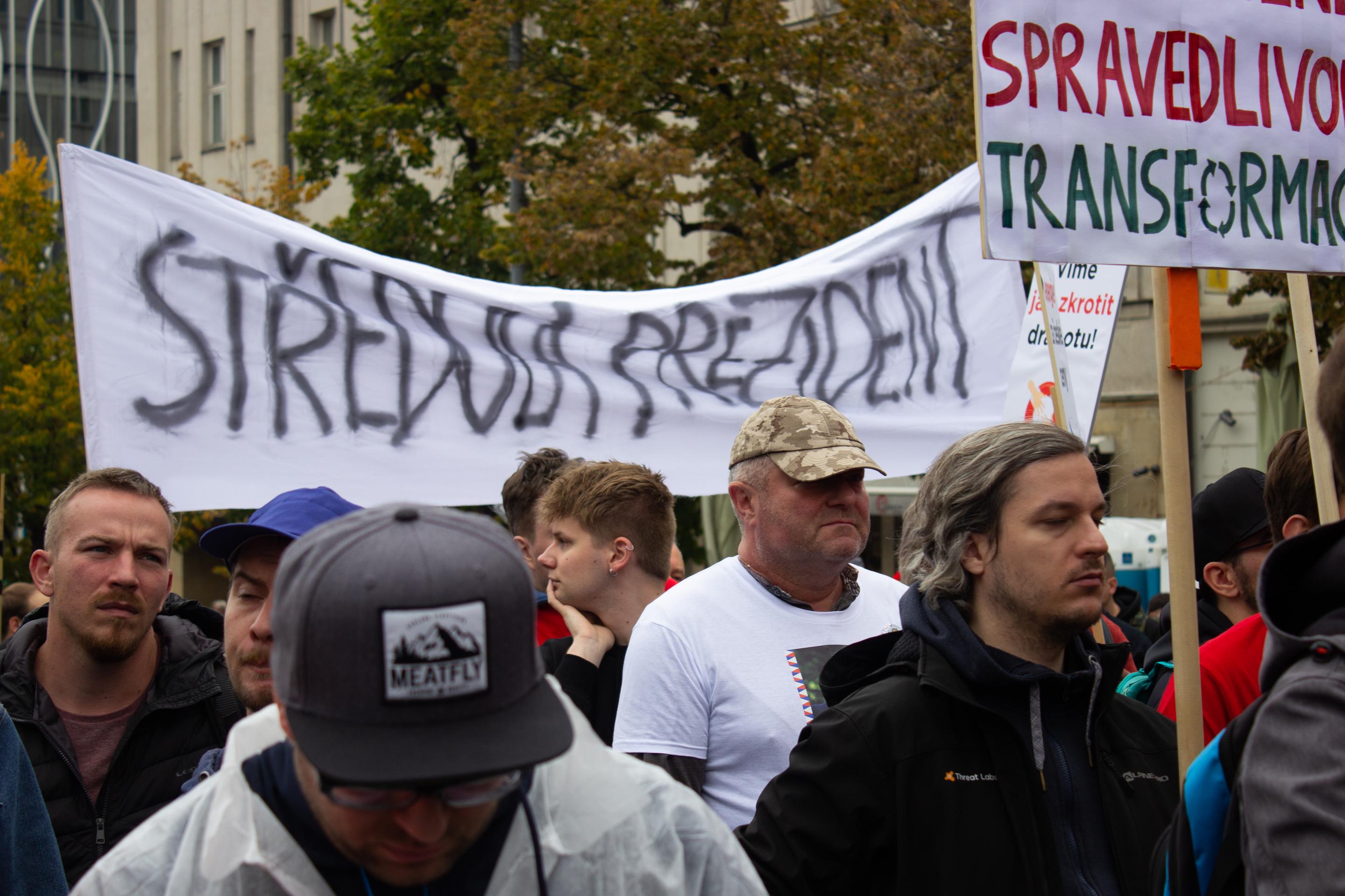 Českí odborári demonštrovali na pražskom Václavskom námestí.