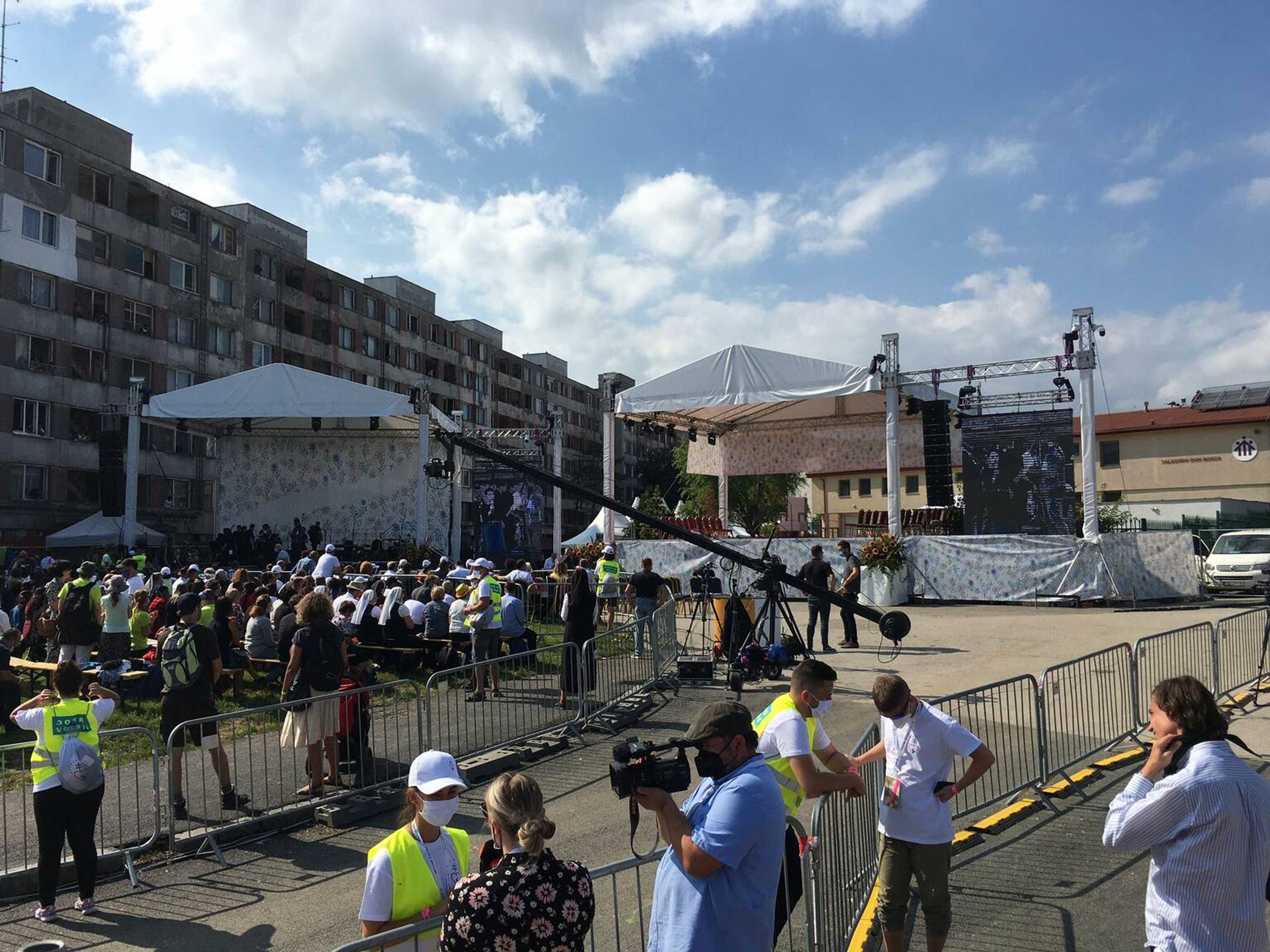 Sídlisku Luník IX - pódium, kde bude pápež.