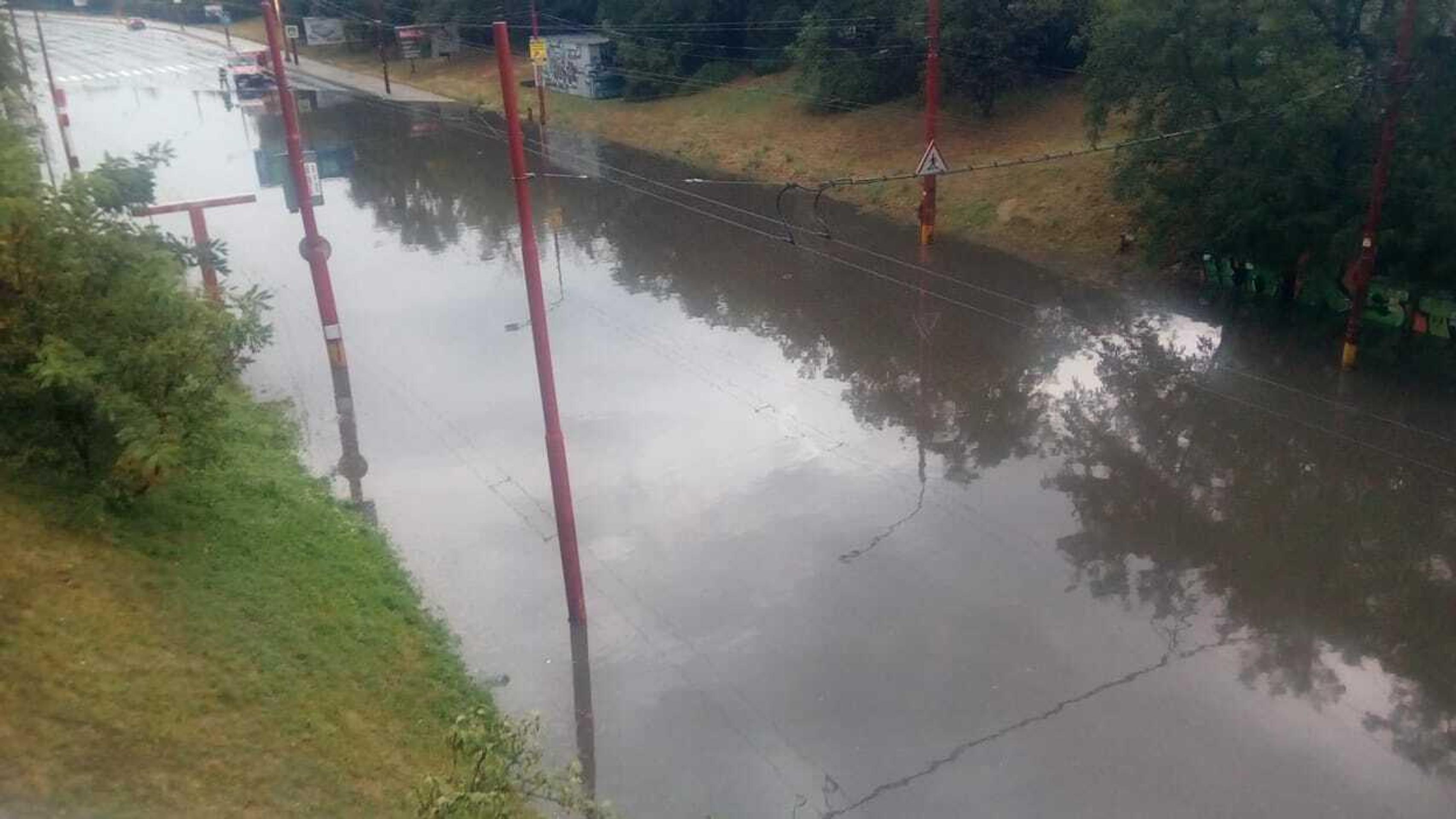 Zatopená ulica vo Vrakuni.