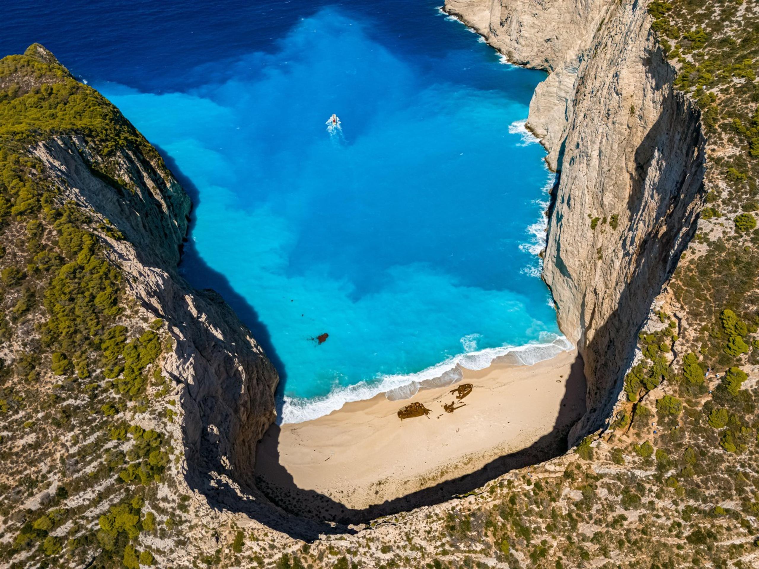 Pláž Navagio na ostrove Zakynthos.