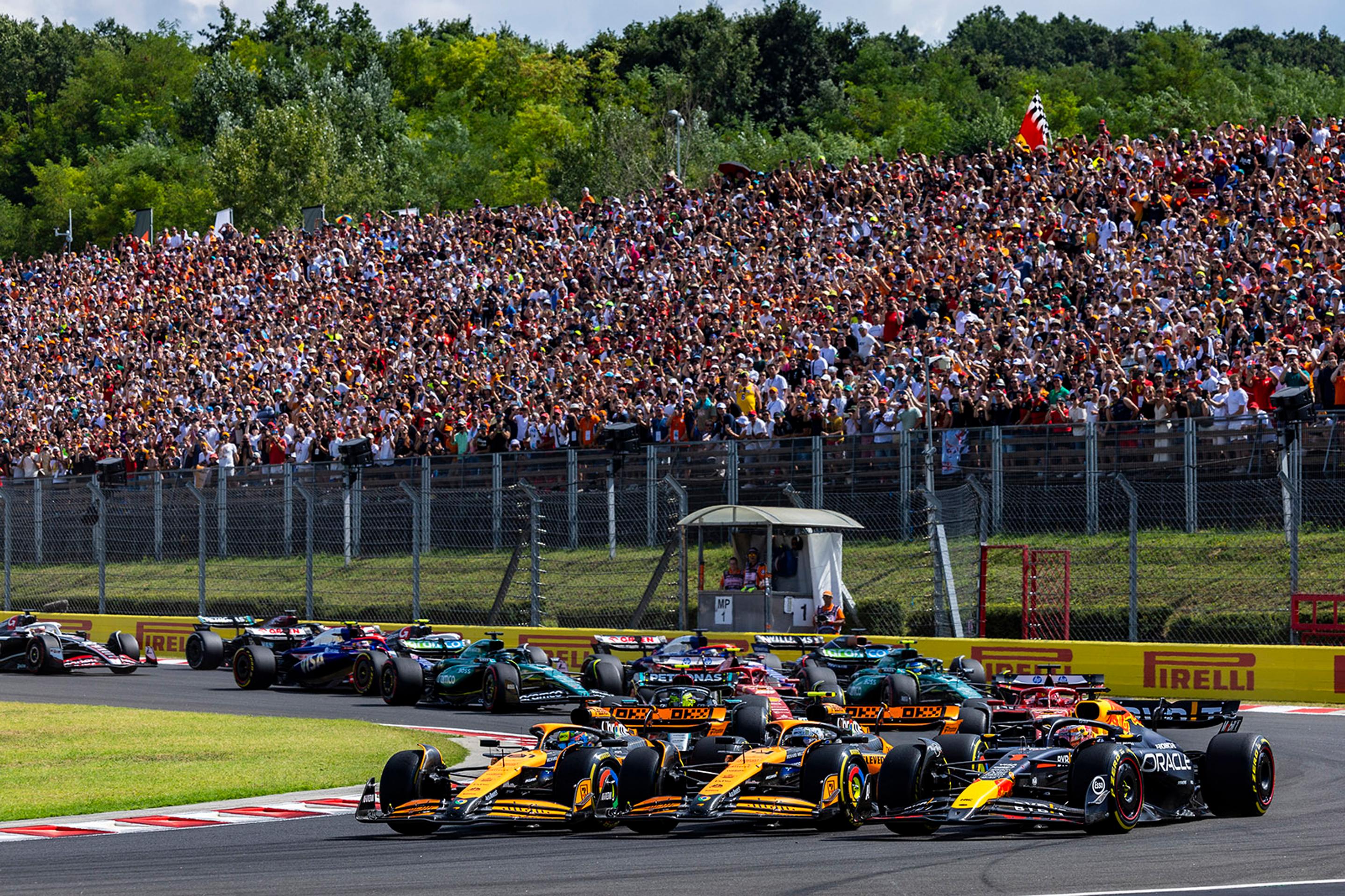 Štart VC Maďarska a tri monoposty bok po boku v prvej zákrute: Piastri, Norris (baja Mclaren) a Verstappen. Zvíťazil tu (po prvýkrát) Oscar Piastri.