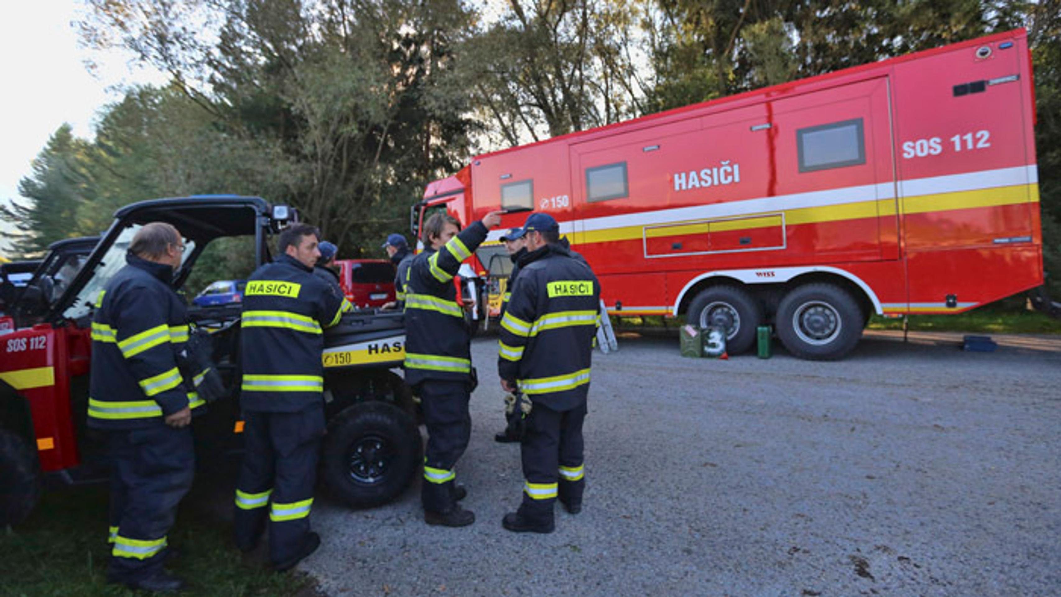 Krízový záchranný štáb v blízkosti futbalového ihriska v obci Strelníky.