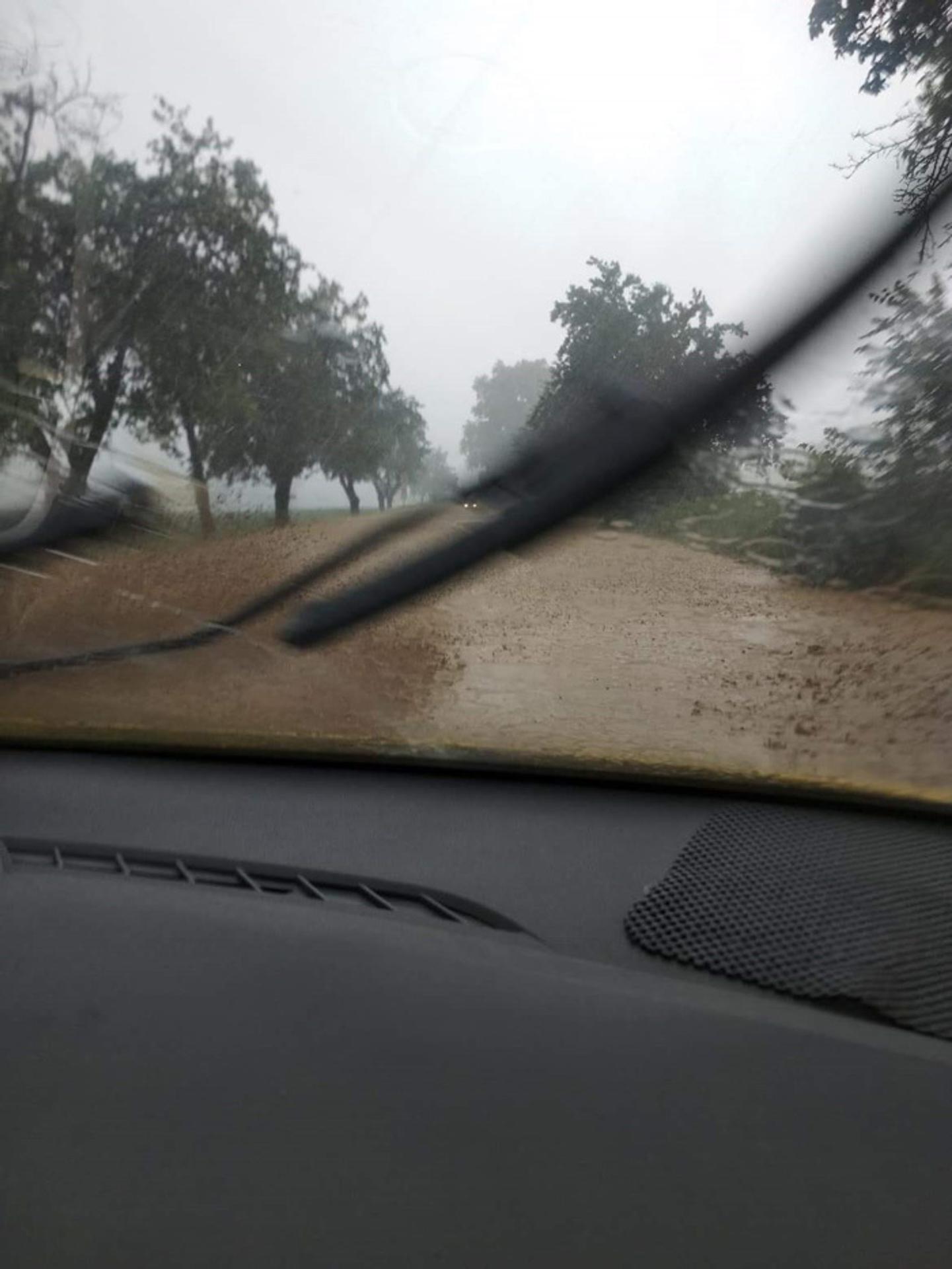 Cesta medzi mestom Spišské Vlachy a obcou Bystrany po daždi.