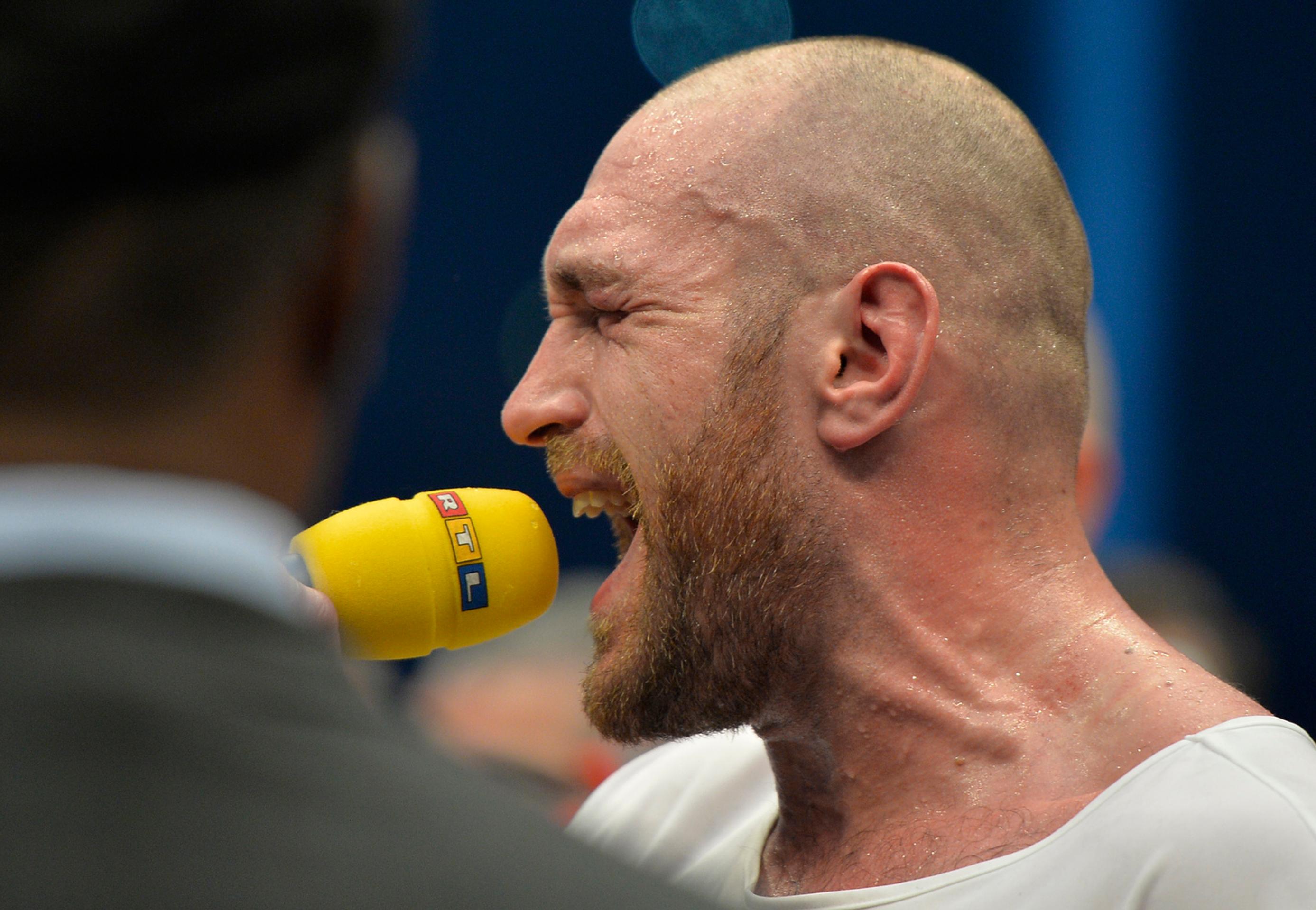 Tyson Fury sľúbil, že ak vyhrá, v ringu zaspieva. A tak aj urobil.