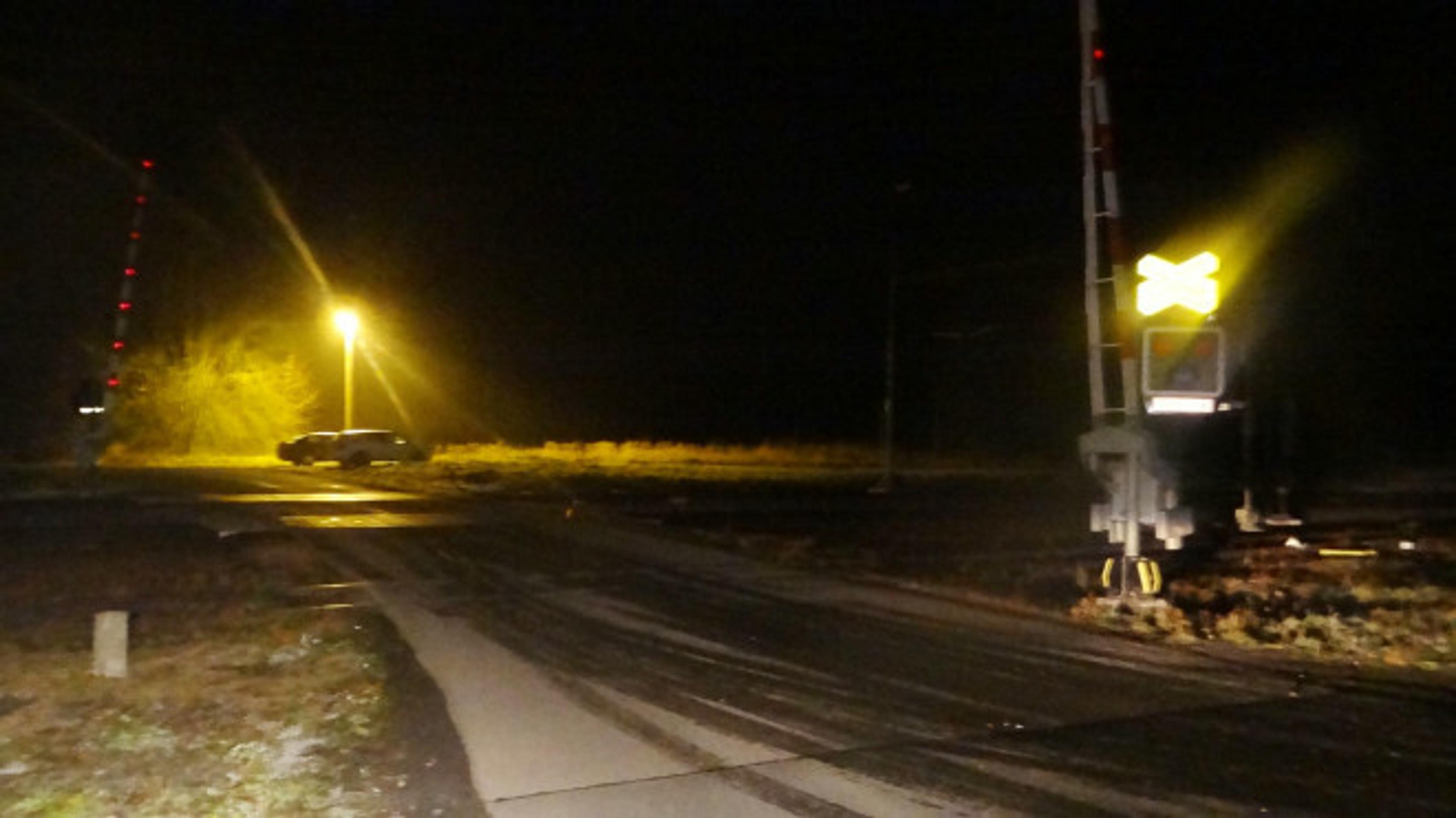 Železničné priecestie, na ktorom nechal vodič opustené auto v obci Kařízek na Rokycansku.