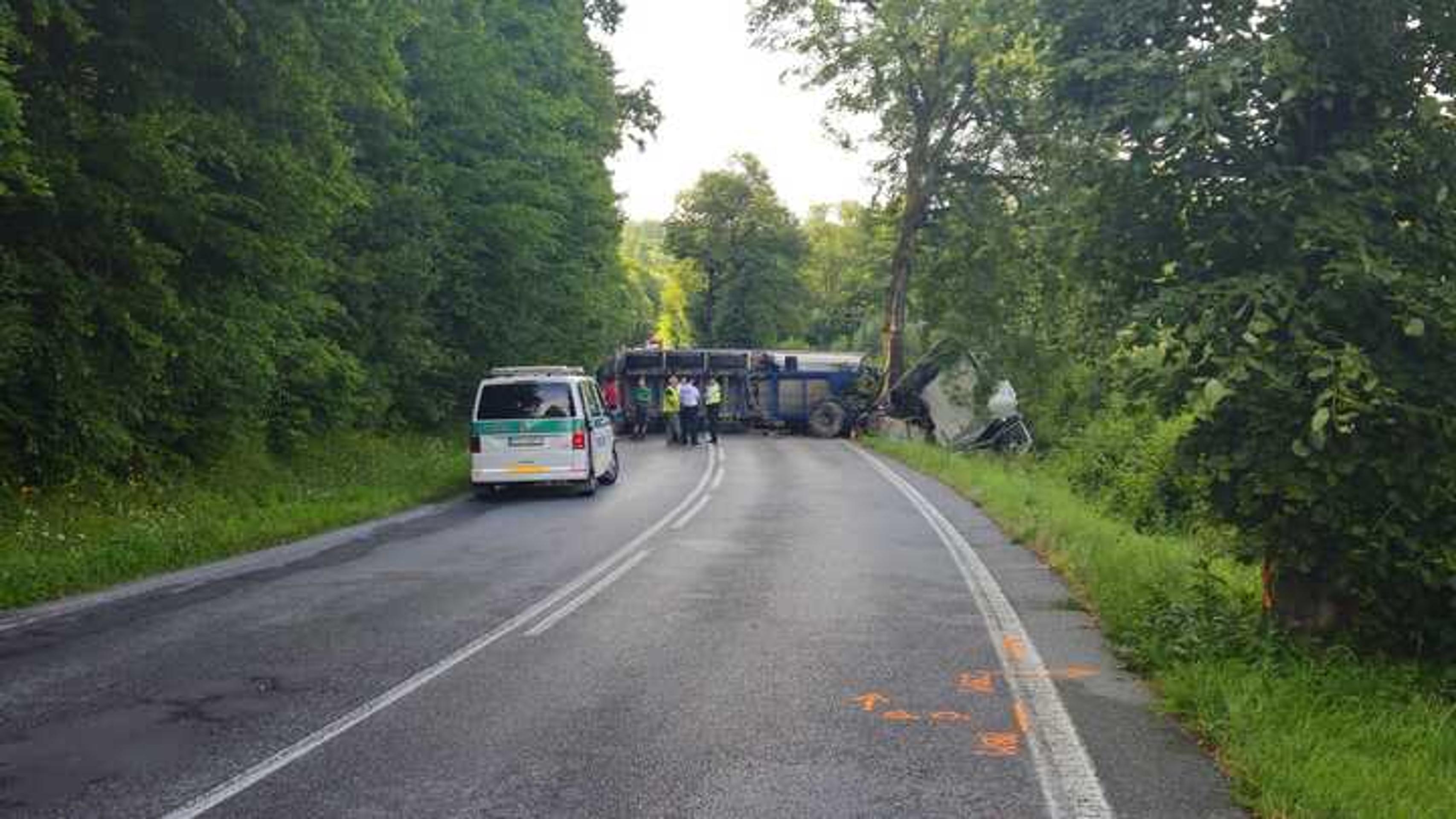 Kamionista zahynul po náraze do stromu.