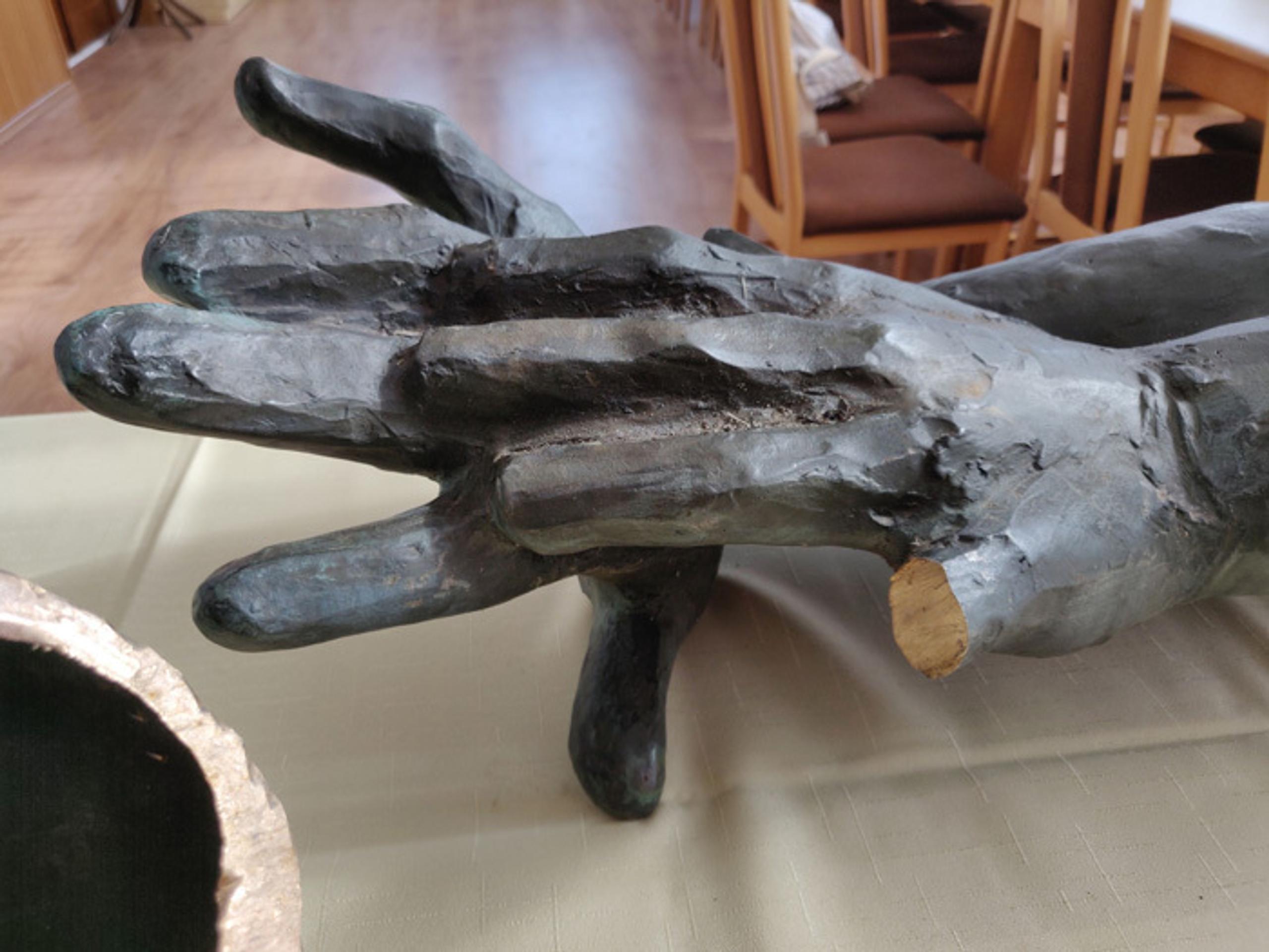 Rozhodca Mario Diaz ukazuje červenú kartu argentínskemu futbalistovi Lionelovi Messimu a Garymu Medelovi z Čile.