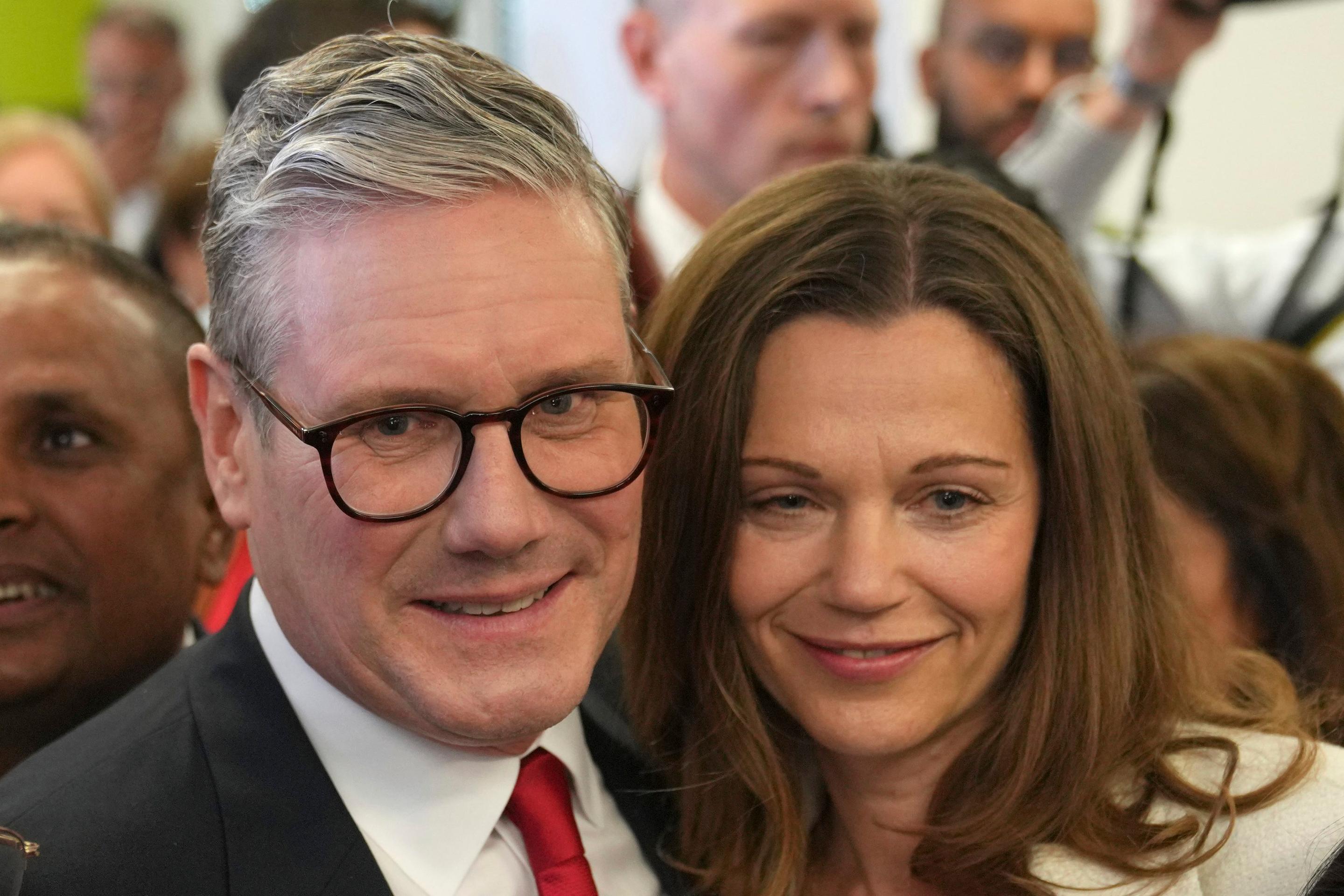 Líder Labouristickej strany Keir Starmer s manželkou Victoriou.