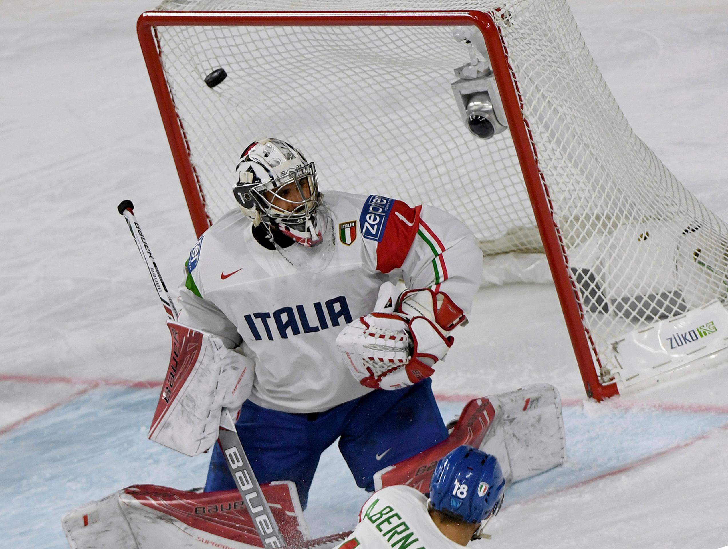 Andreas Bernard z Talianska čelí strele v dueli MS 2017 proti USA.