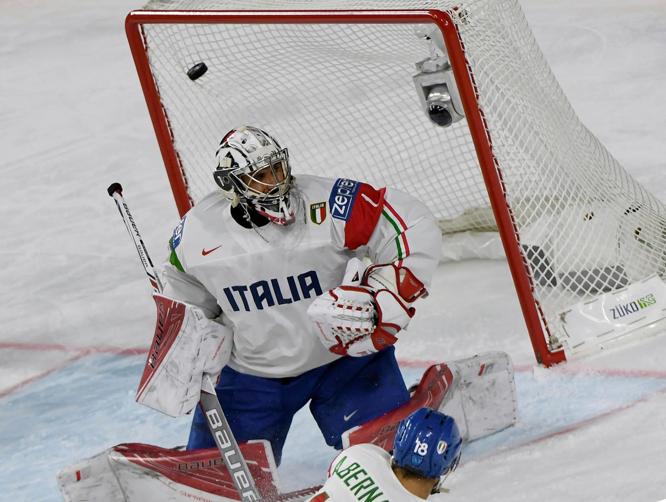 Andreas Bernard z Talianska čelí strele v dueli MS 2017 proti USA.