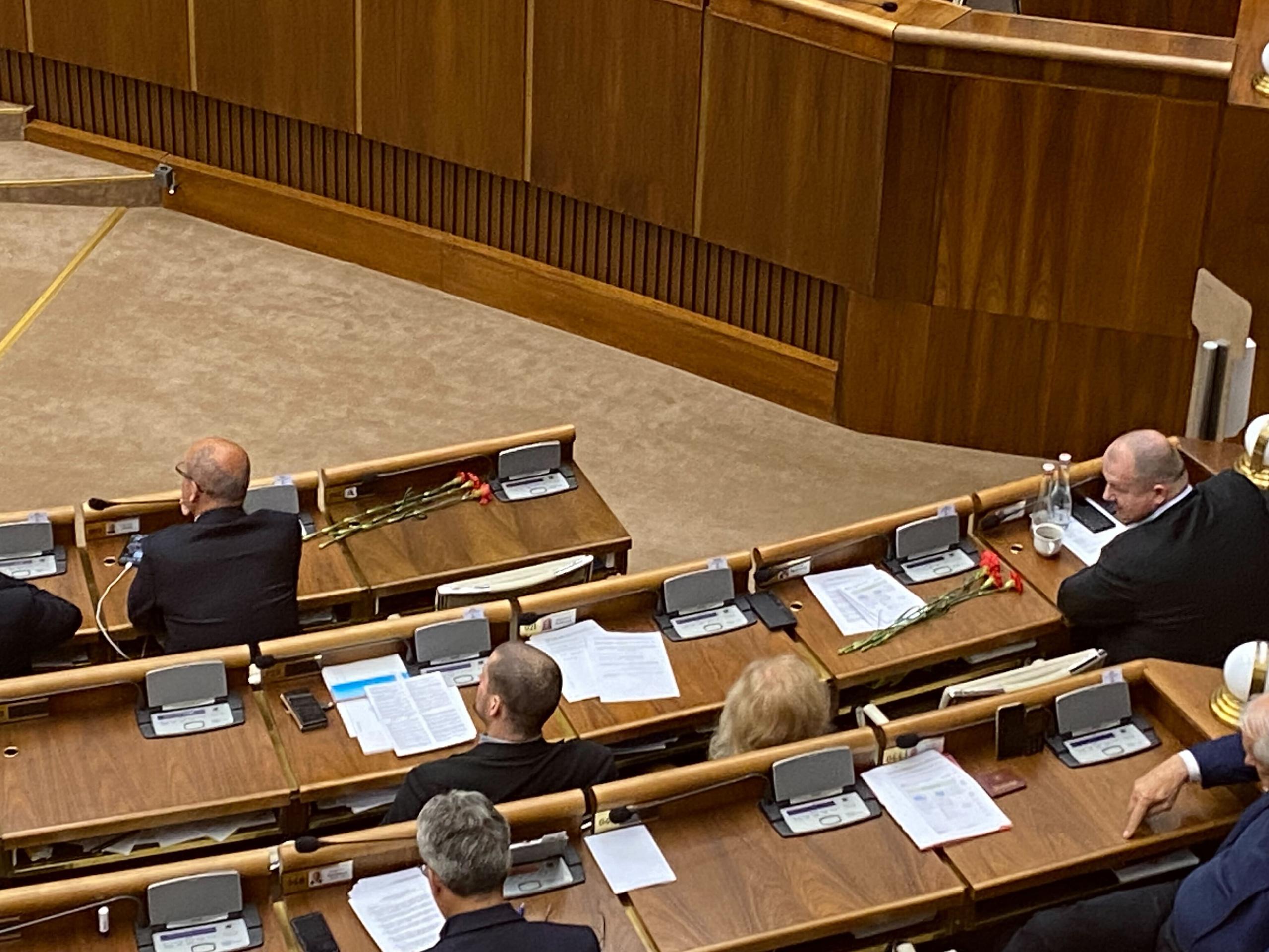 Matovič rozdával v pléne NRSR karafiáty.