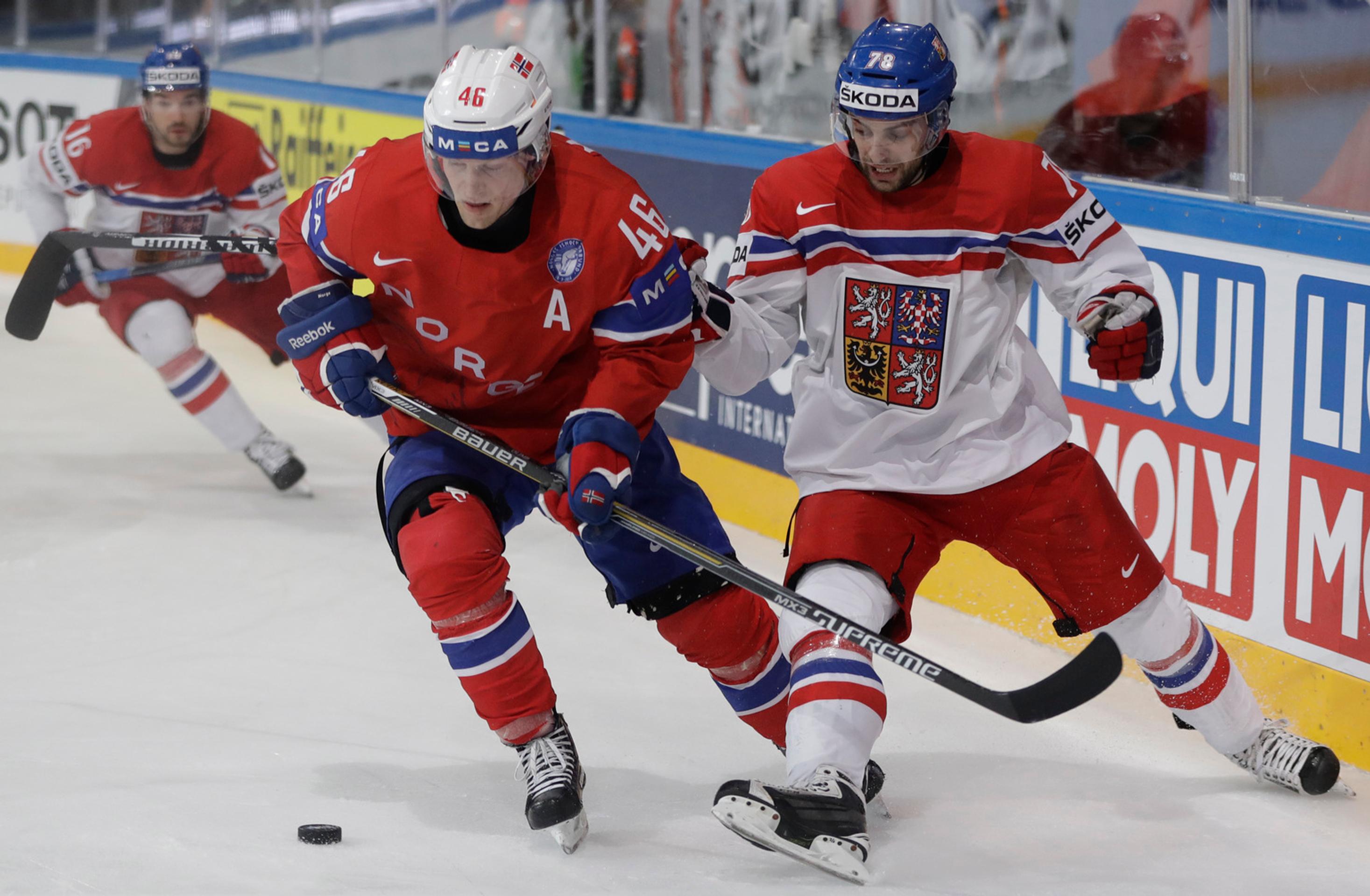Mathis Olimb v súboji s Robinom Hanzlom.