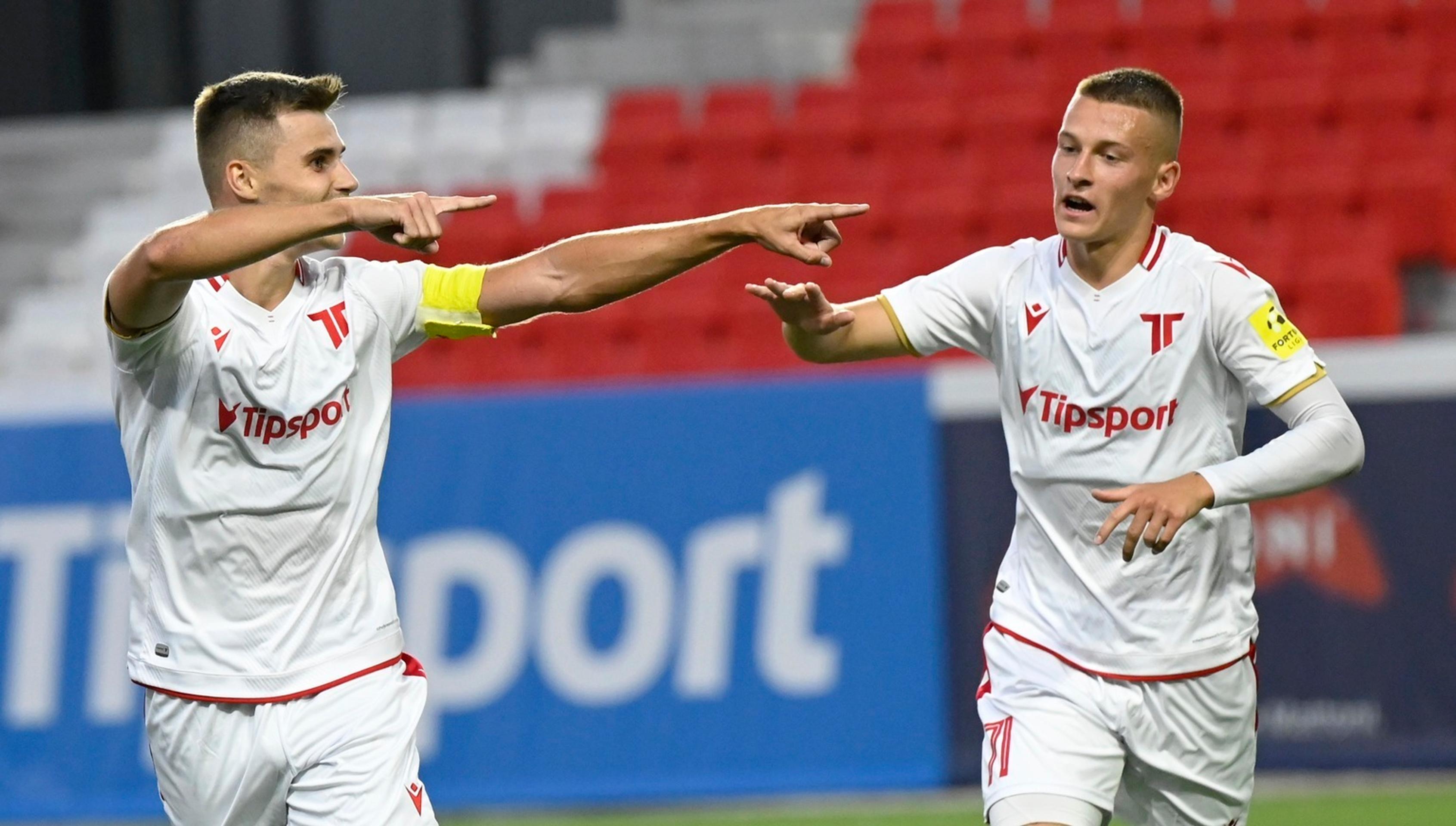 Na snímke zľava hráči AS Trenčín Jakub Kadák a Adam Tučný sa tešia po góle.