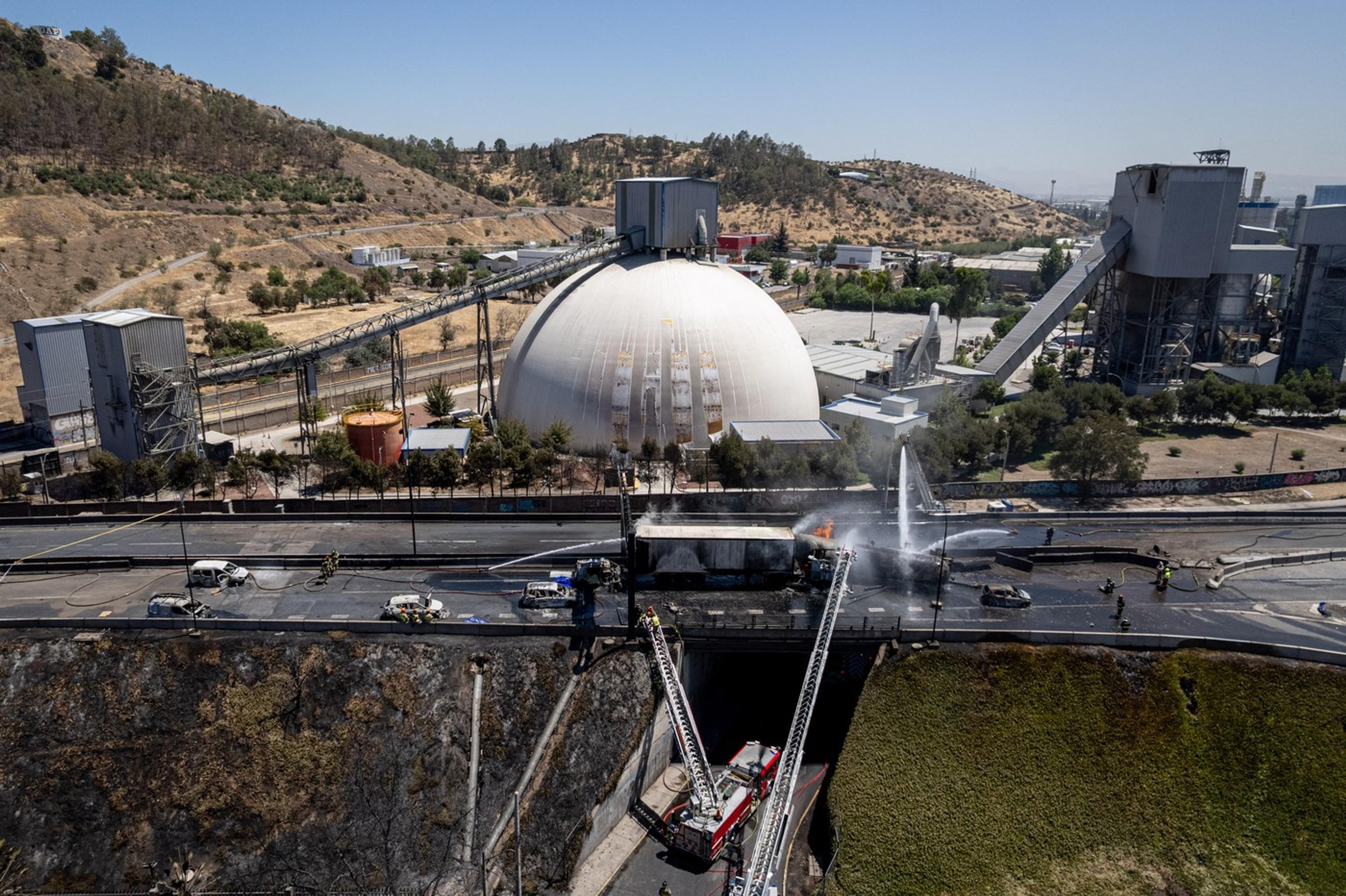 Hasiči zasahujú na mieste výbuchu cisternového vozidla s plynom v Santiagu.