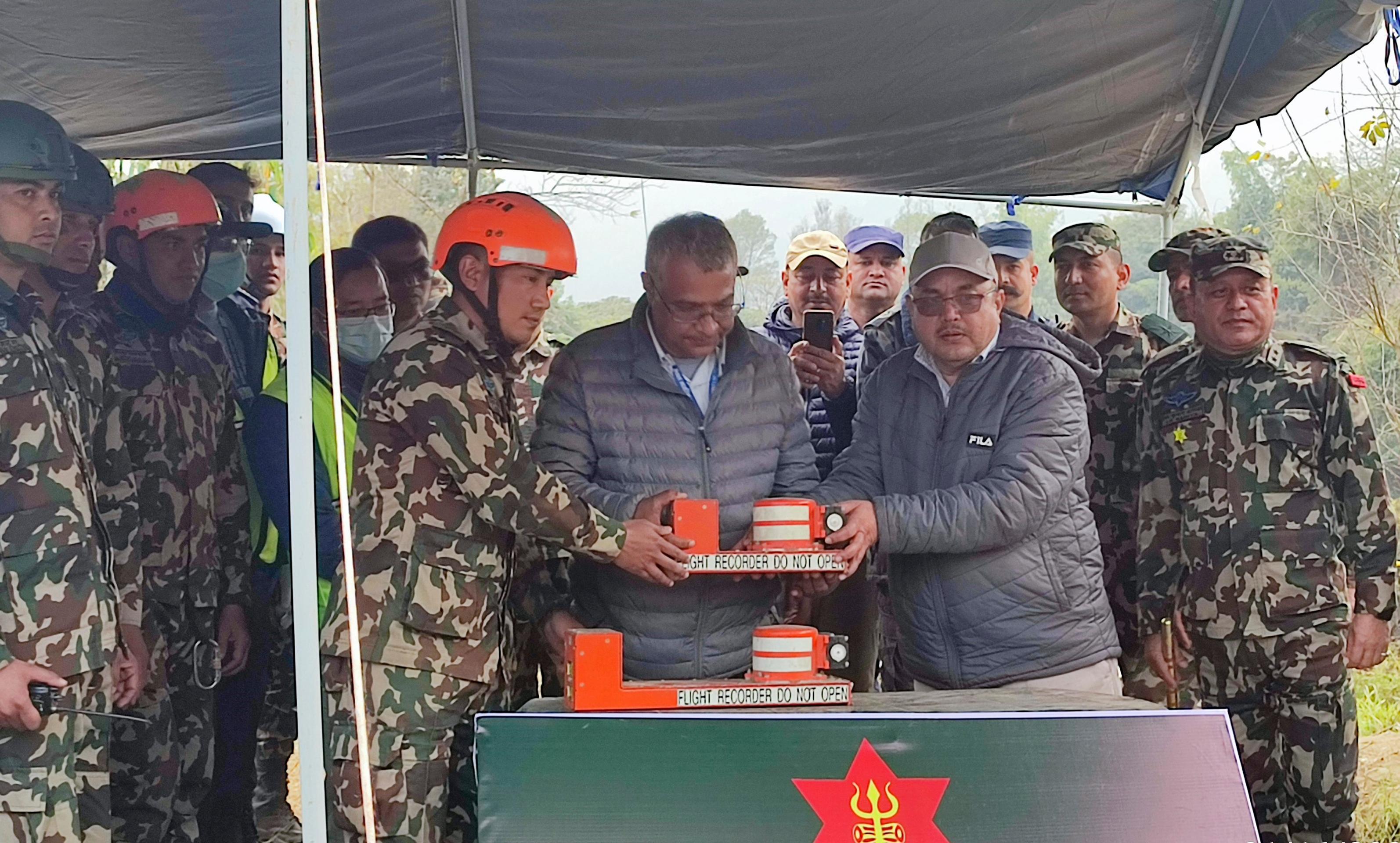 Na mieste nedeľňajšej havárie lietadla v Nepále našli obe čierne skrinky, teda záznamník letových údajov aj zapisovač palubnej komunikácie.