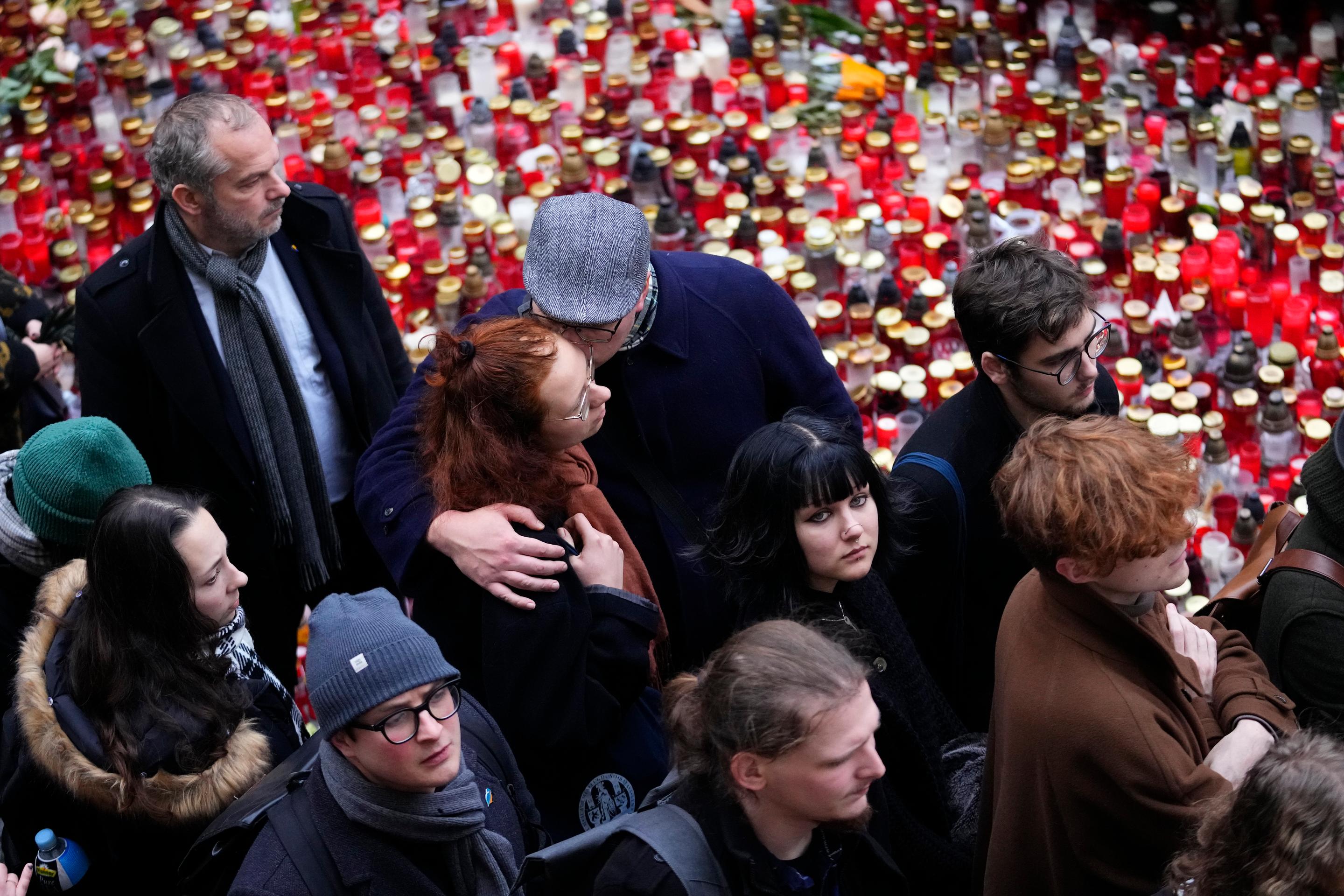 Pietne podujatie na pamiatku obetí tragickej streľby v Prahe.