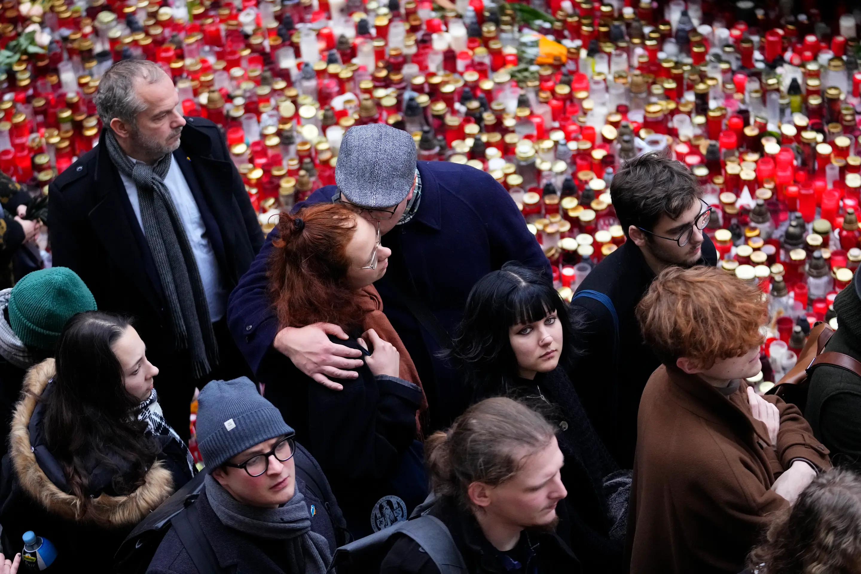 Pietne podujatie na pamiatku obetí tragickej streľby v Prahe.