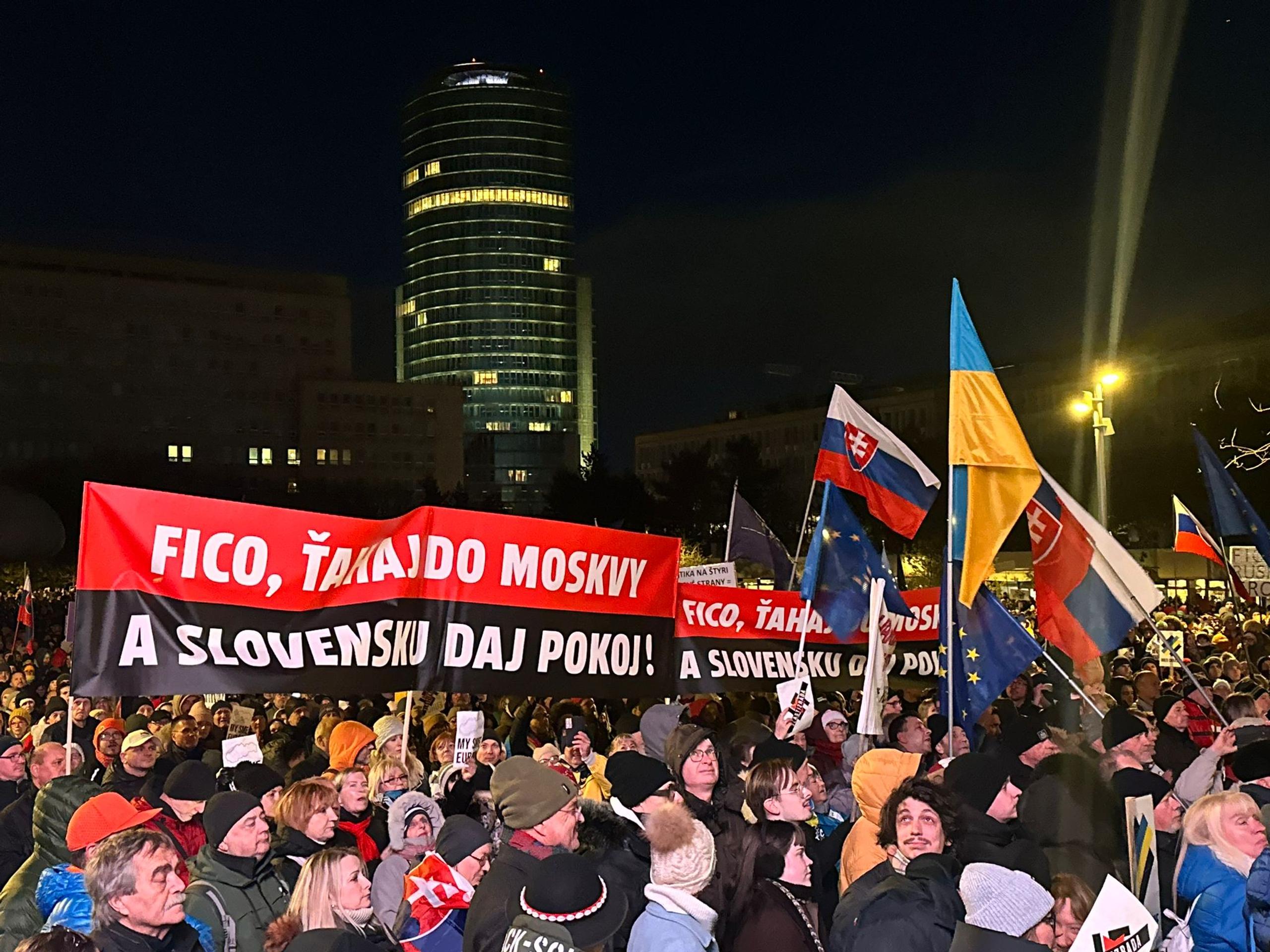 Protestujúci mali viaceré transparenty.