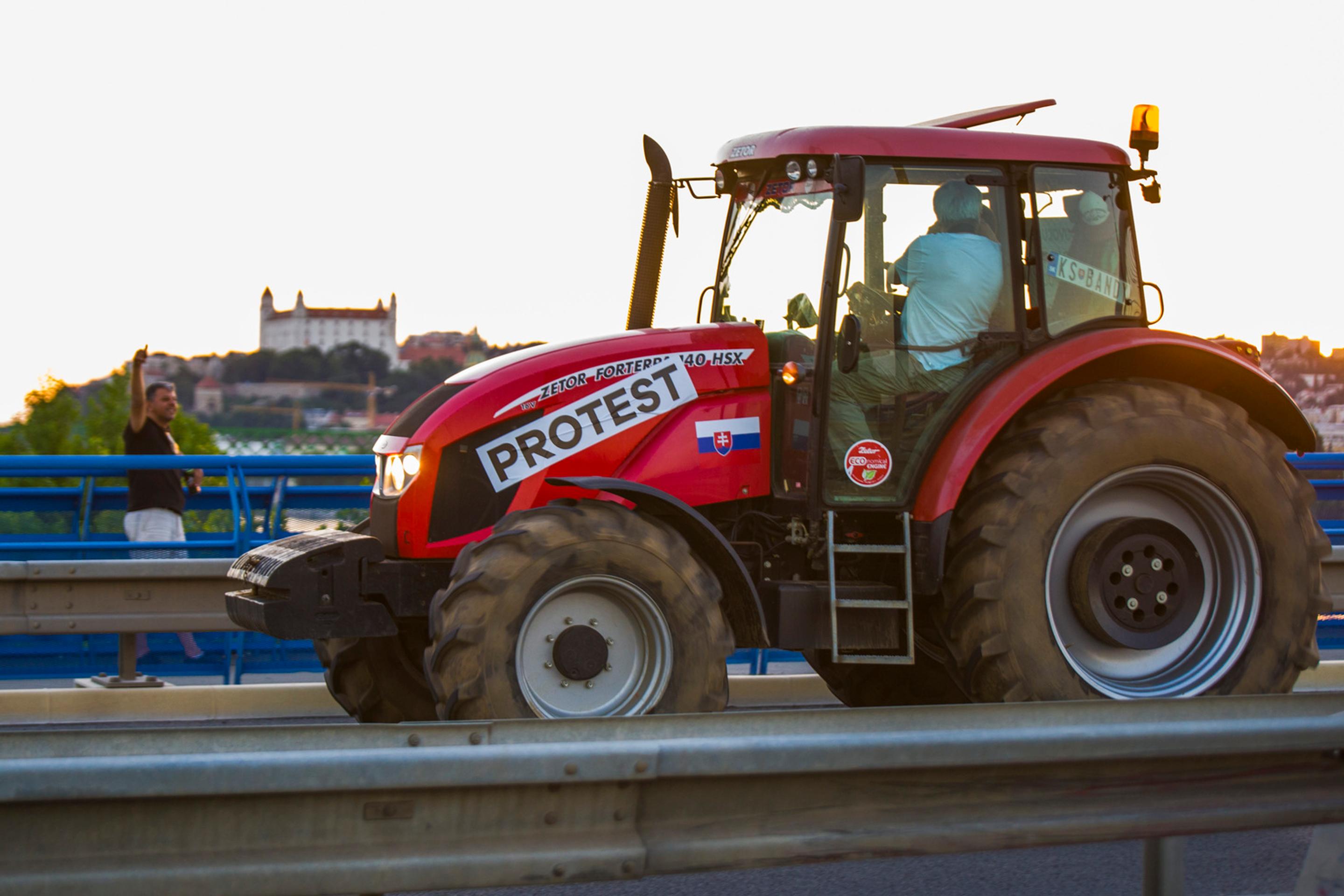Protestná jazda farmárov z Michaloviec do Bratislavy za lepšie podmienky v poľnohospodárstve.