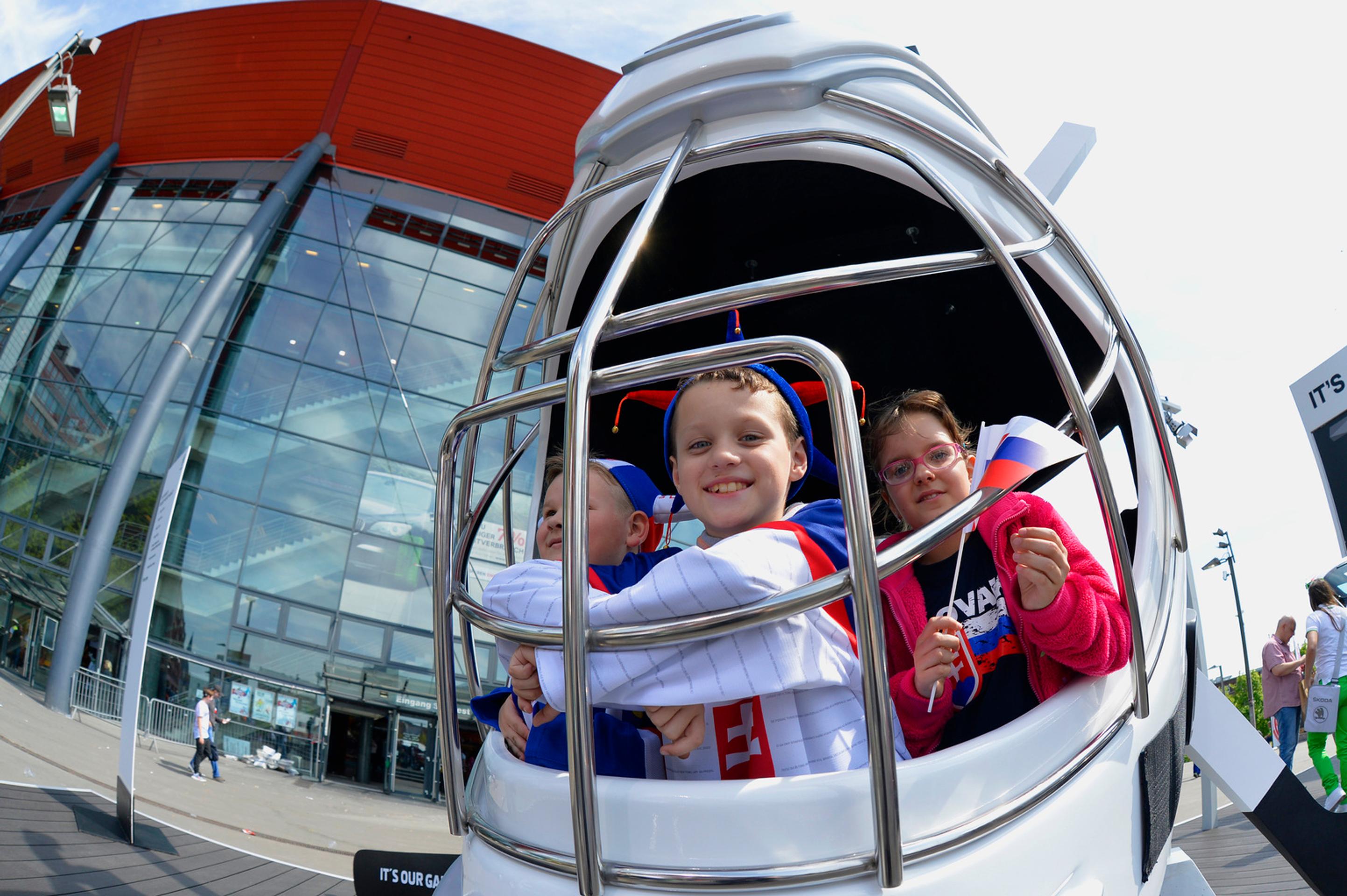 Na snímke slovenskí fanúšikovia pred zápasom Slovensko - Taliansko.