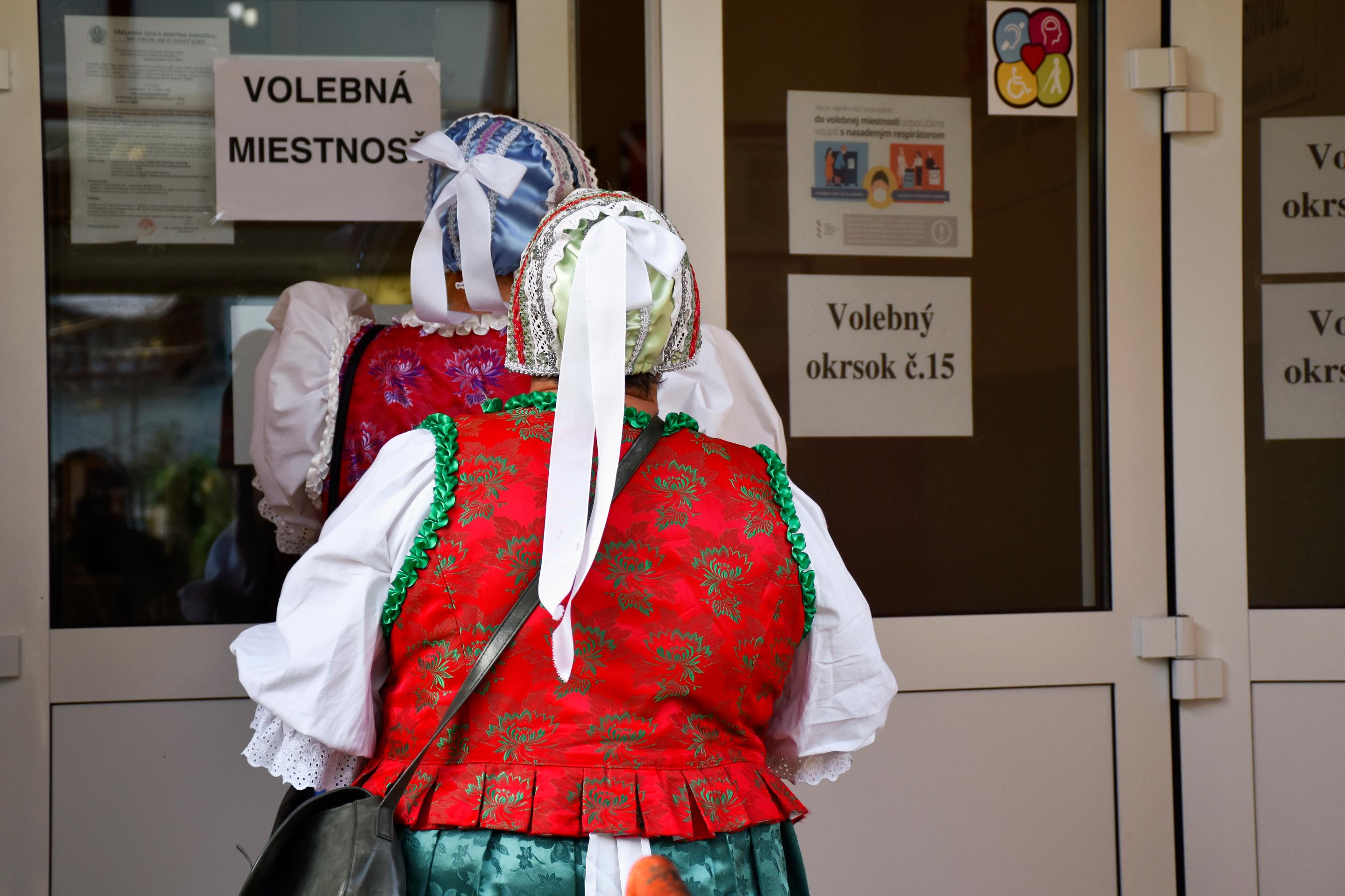 V krojoch sa k volebným urnám v Dolnom Kubíne vydali členovia speváckej folklórnej skupiny (SFS) Orava.