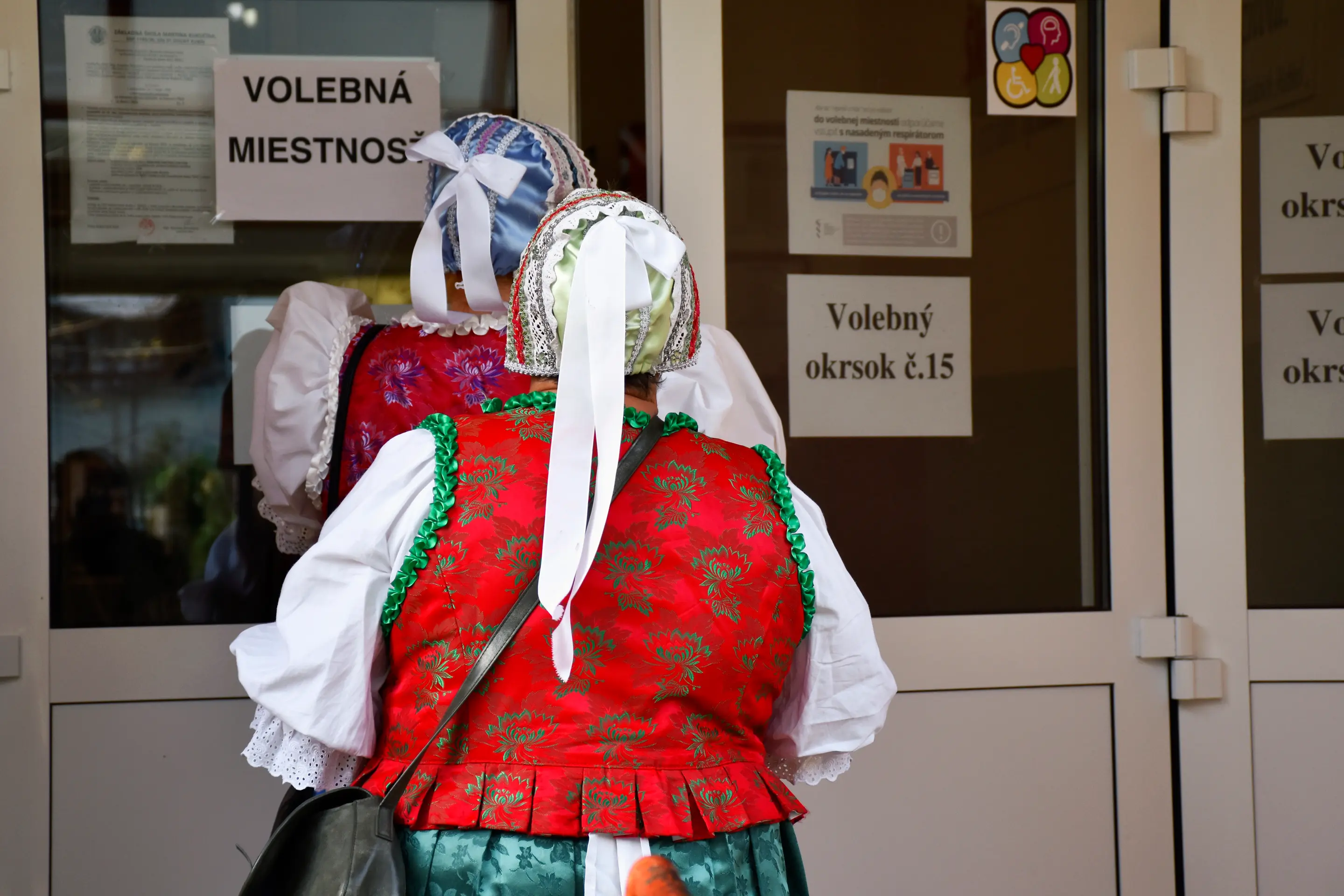 V krojoch sa k volebným urnám v Dolnom Kubíne vydali členovia speváckej folklórnej skupiny (SFS) Orava.