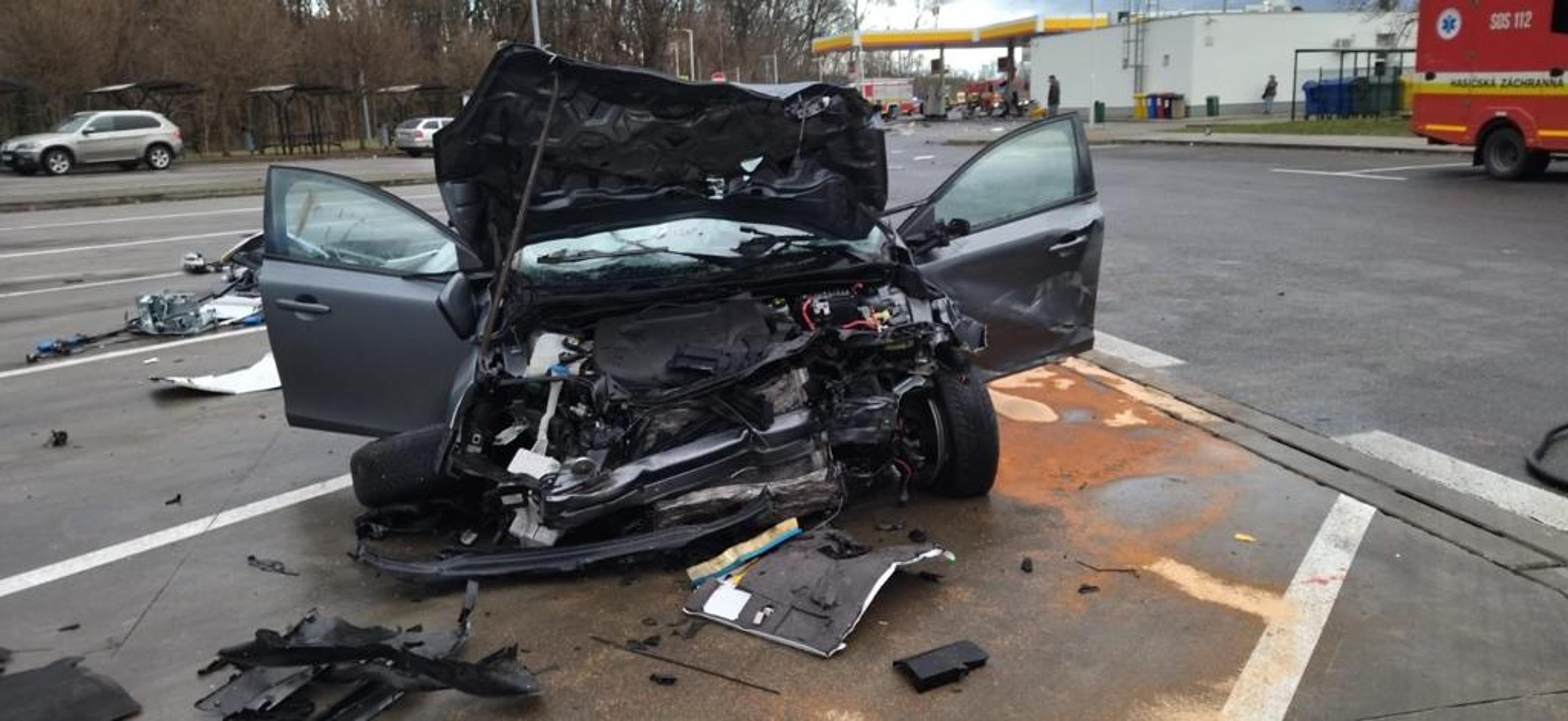 Na D1 vodič zdemoloval jeden zo stojanov na čerpacej stanici