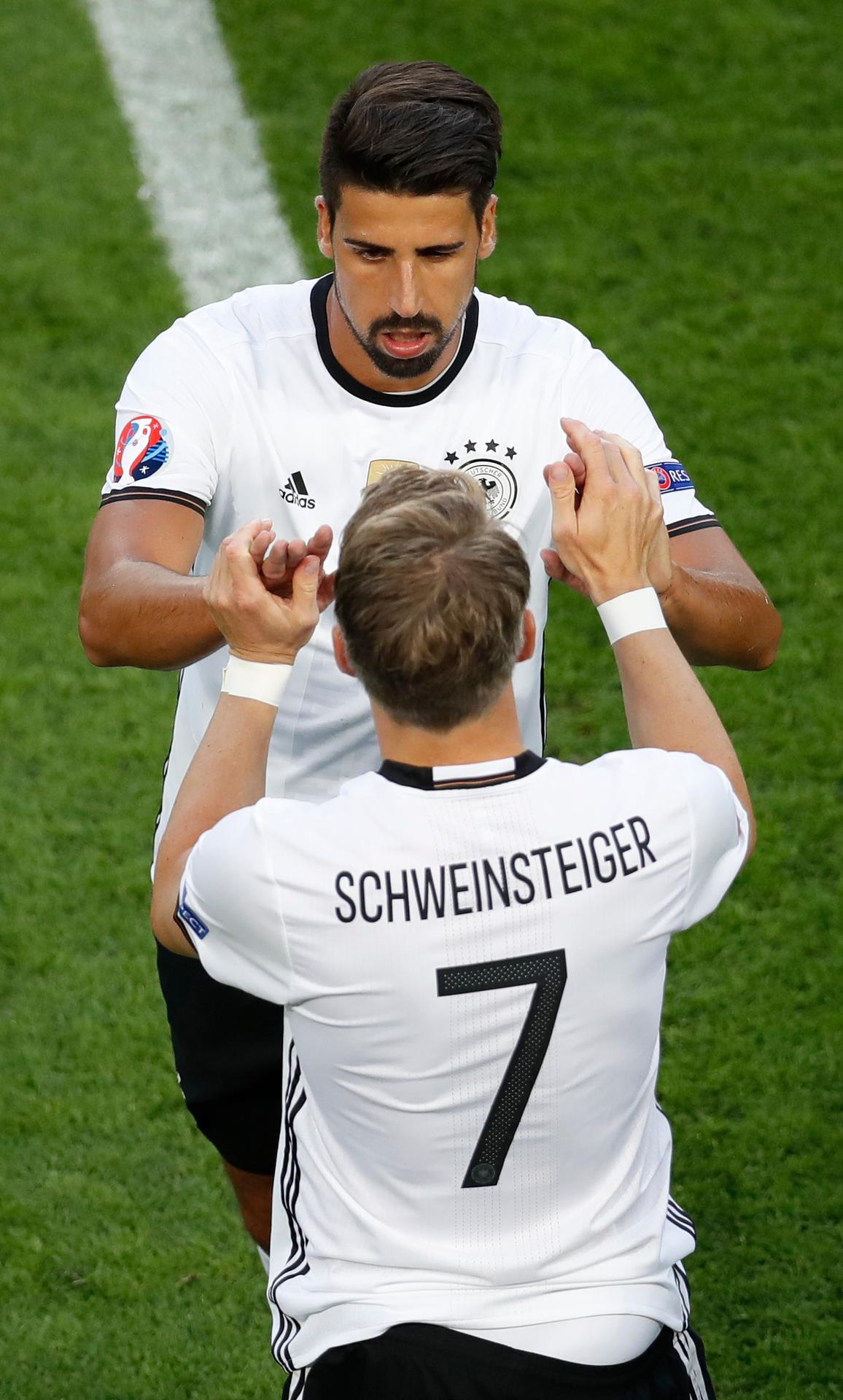 Nemec Bastian Schweinsteiger strieda Samiho Khediru vo  štvrťfinále ME.