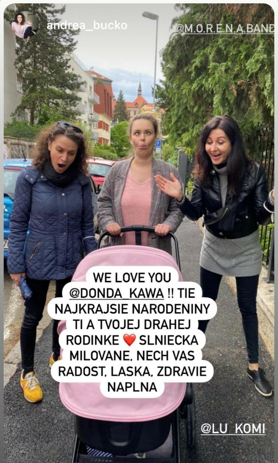 Dominika s kamarátkami a dcérkou.