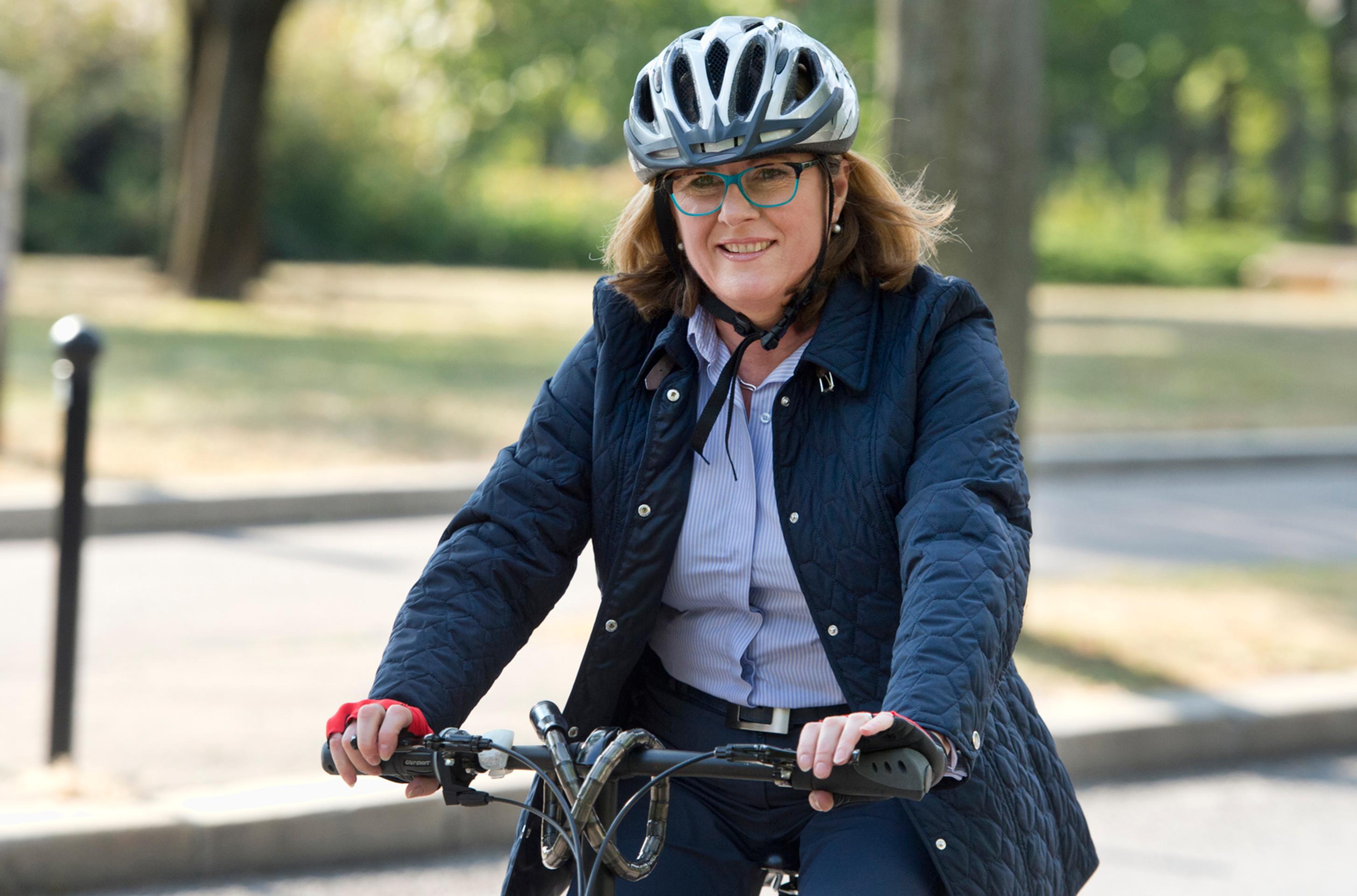 Ministerka pôdohospodárstva a rozvoja vidieka Gabriela Matečná prichádza na bicykli na schôdzu vlády.
