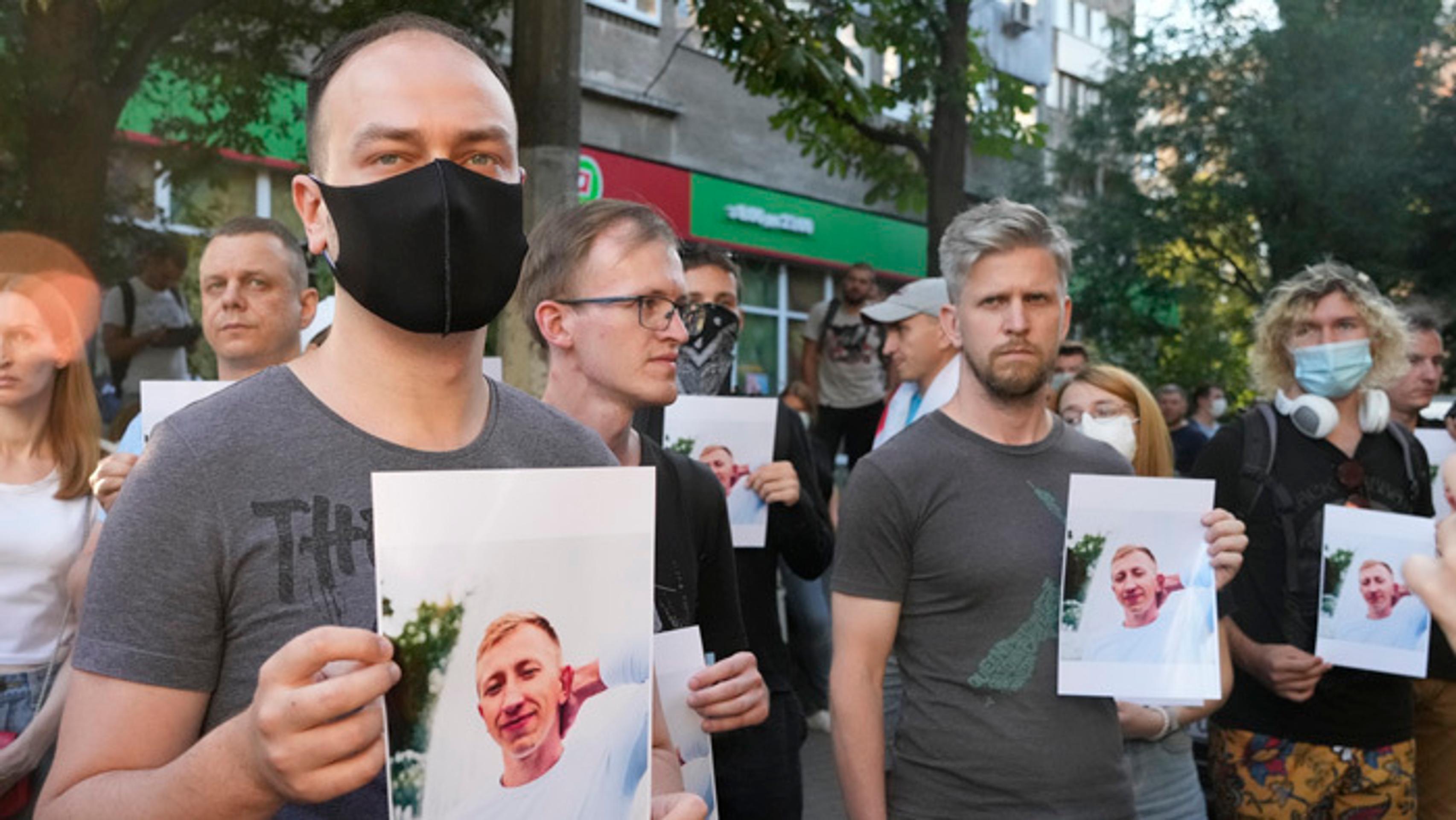 Ľudia s portrétmi Vytaľa Šyšova pred bieloruskou ambasádou v Kyjeve.