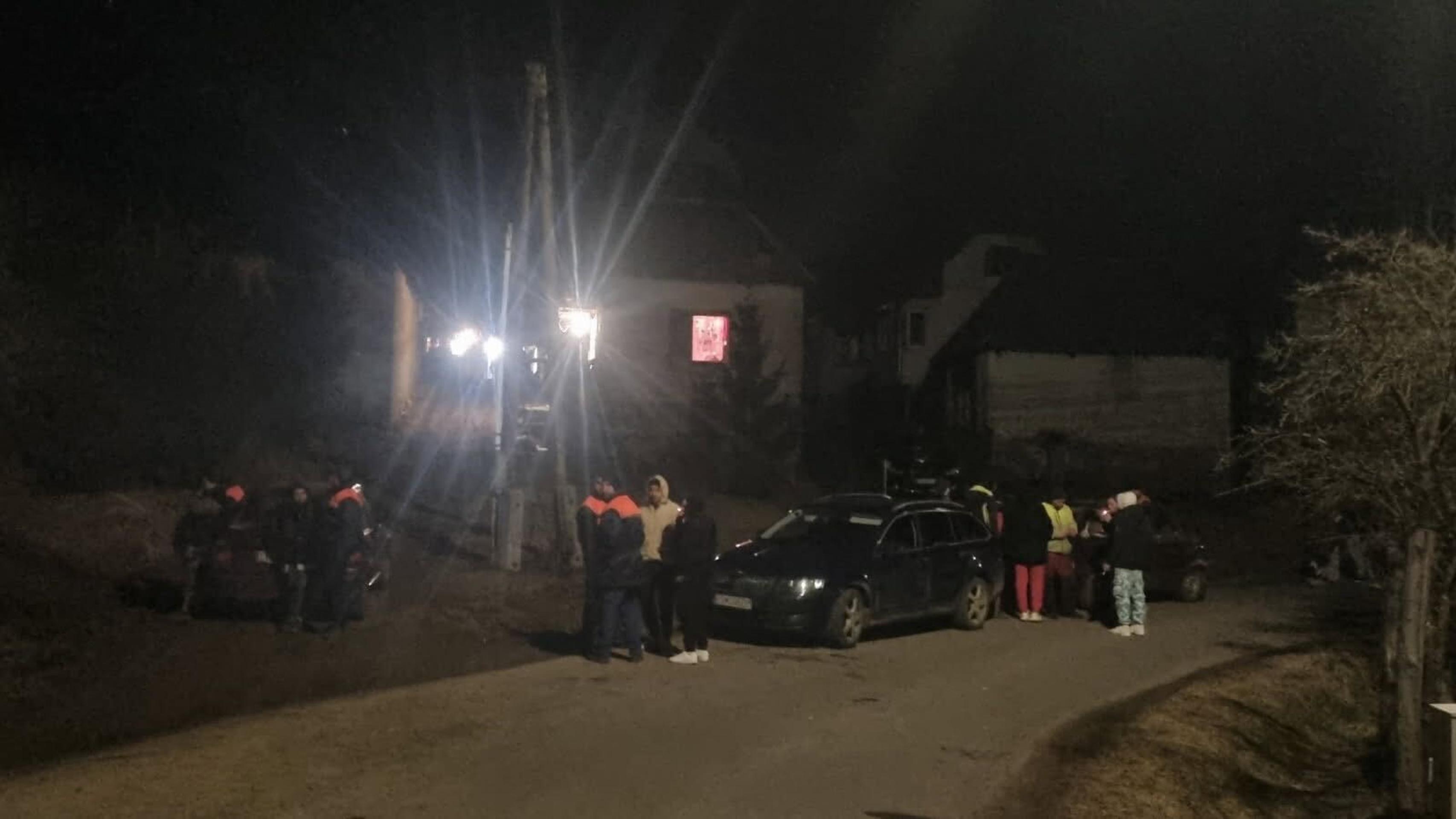 V obci sa pátralo po dvoch malých deťoch, ktoré odišli z domu. Pri jazere sa našli ich sánky