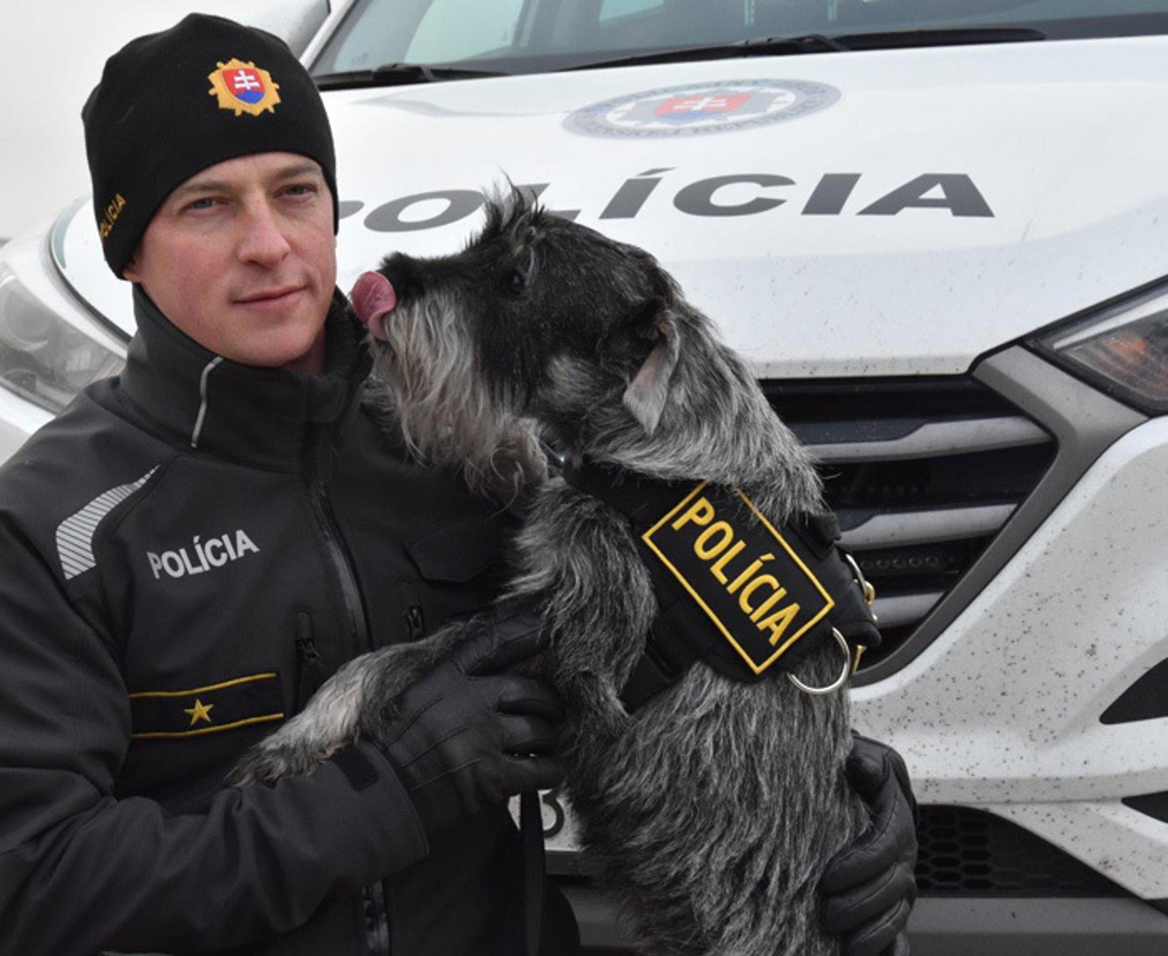 Rita Ora so svojim psovodom.