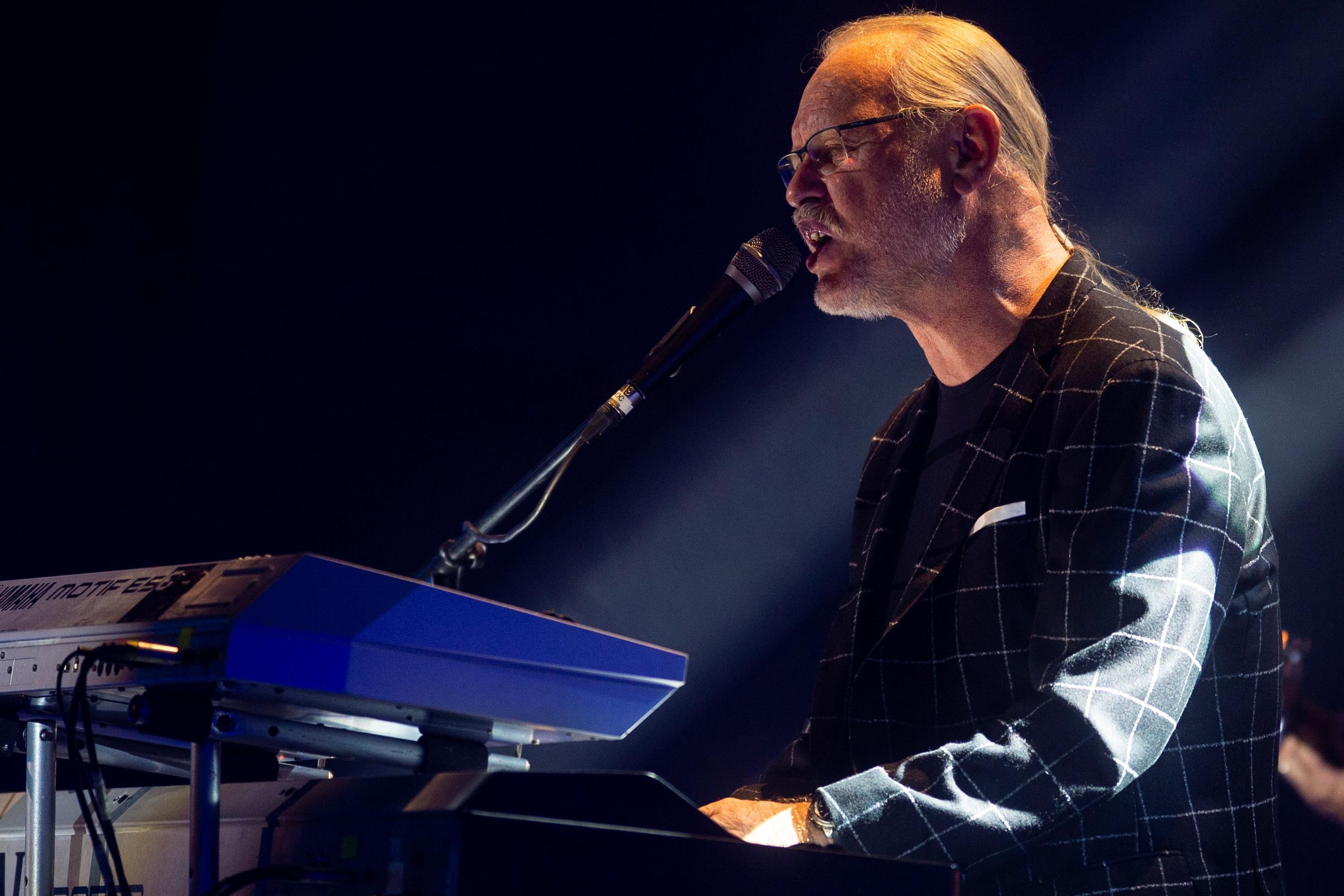 Vašo Patejdl vystupuje počas narodeninového koncertu Boris Filan 70.