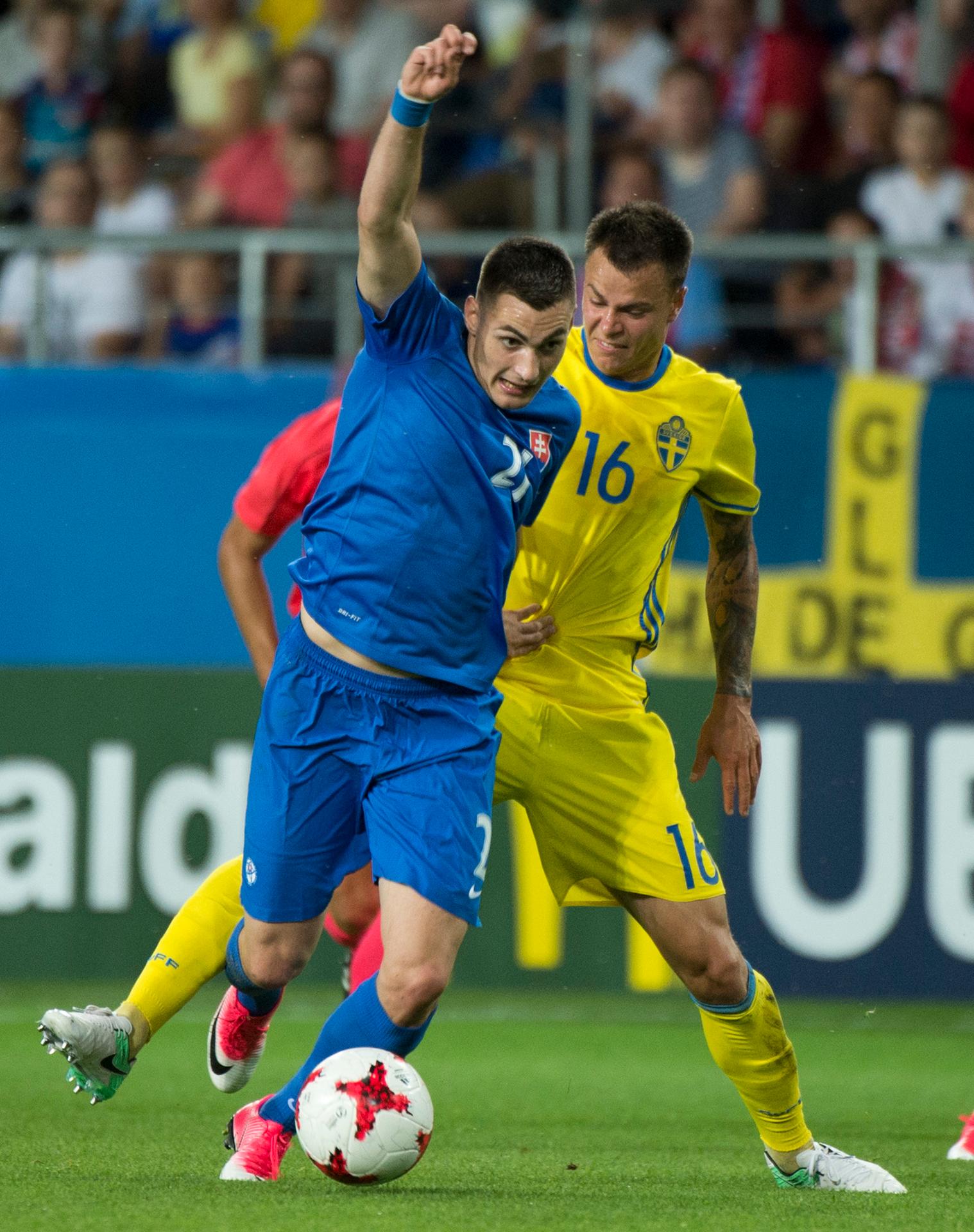 Matúš Bero (vľavo) bojuje o loptu so Švédom Melkerom Hallbergom na ME 21.