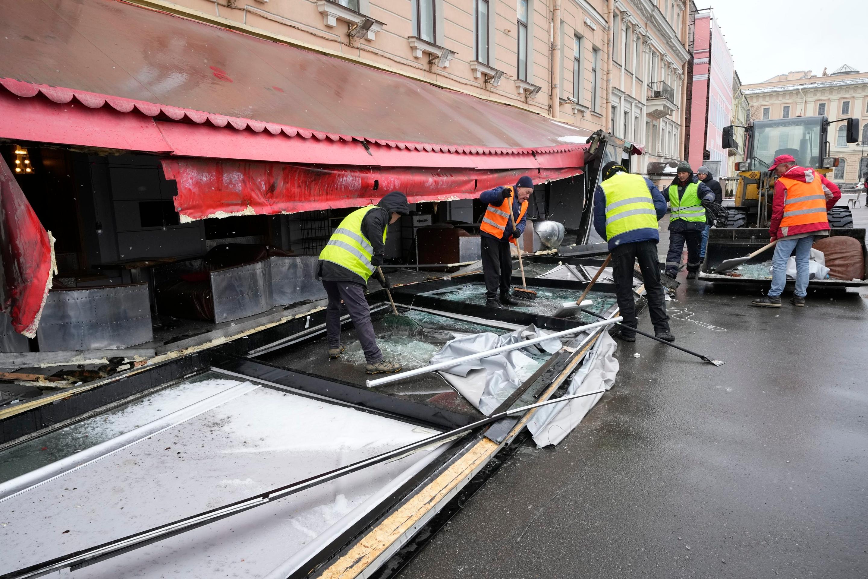 Príslušníci ruského ministerstva pre mimoriadne situácie zasahujú po výbuchu v kaviarni v meste Petrohrad.